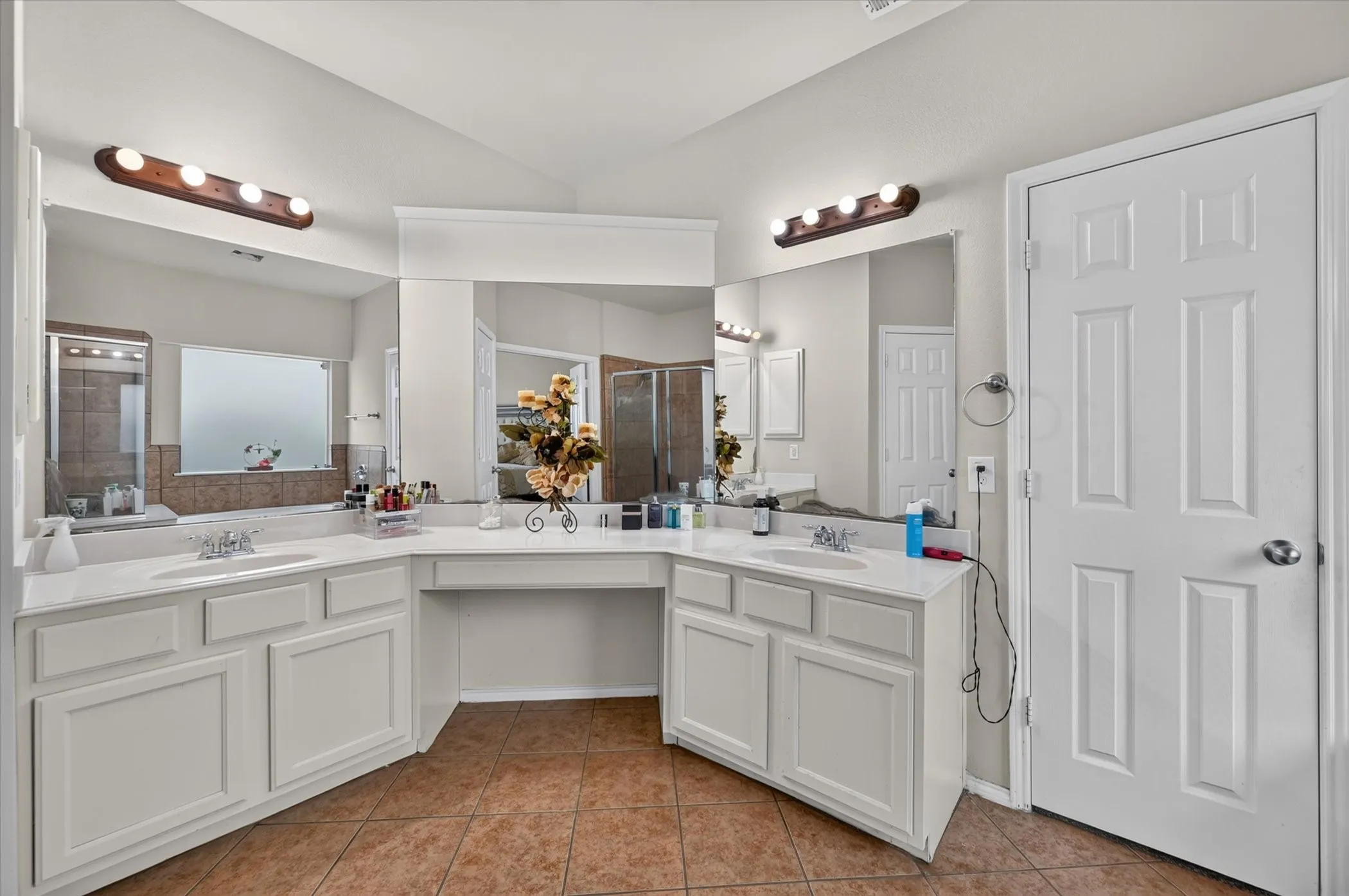Single Family Residence For Sale in Tarrant County , 412 Roundrock Lane, Fort Worth, Texas 76140, 6 Bedroom, 4 Bathroom, 2 Garage spaces, 3,609 Sqft, built in 2007, mls#21388821, Real Estate Agent in Fort Worth, Homes For Sale in Tarrant county, Homes For Sale in Fort Worth, Realtor in Fort Worth Texas, Real Estate Brokerage Independent Realty Texas, Luminita Cordes Realtor
