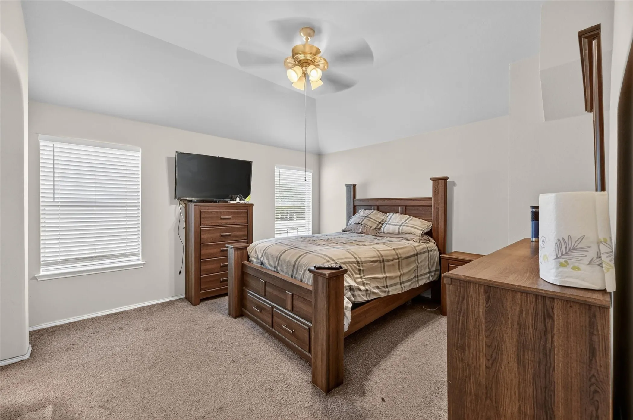 Single Family Residence For Sale in Tarrant County , 412 Roundrock Lane, Fort Worth, Texas 76140, 6 Bedroom, 4 Bathroom, 2 Garage spaces, 3,609 Sqft, built in 2007, mls#21388821, Real Estate Agent in Fort Worth, Homes For Sale in Tarrant county, Homes For Sale in Fort Worth, Realtor in Fort Worth Texas, Real Estate Brokerage Independent Realty Texas, Luminita Cordes Realtor