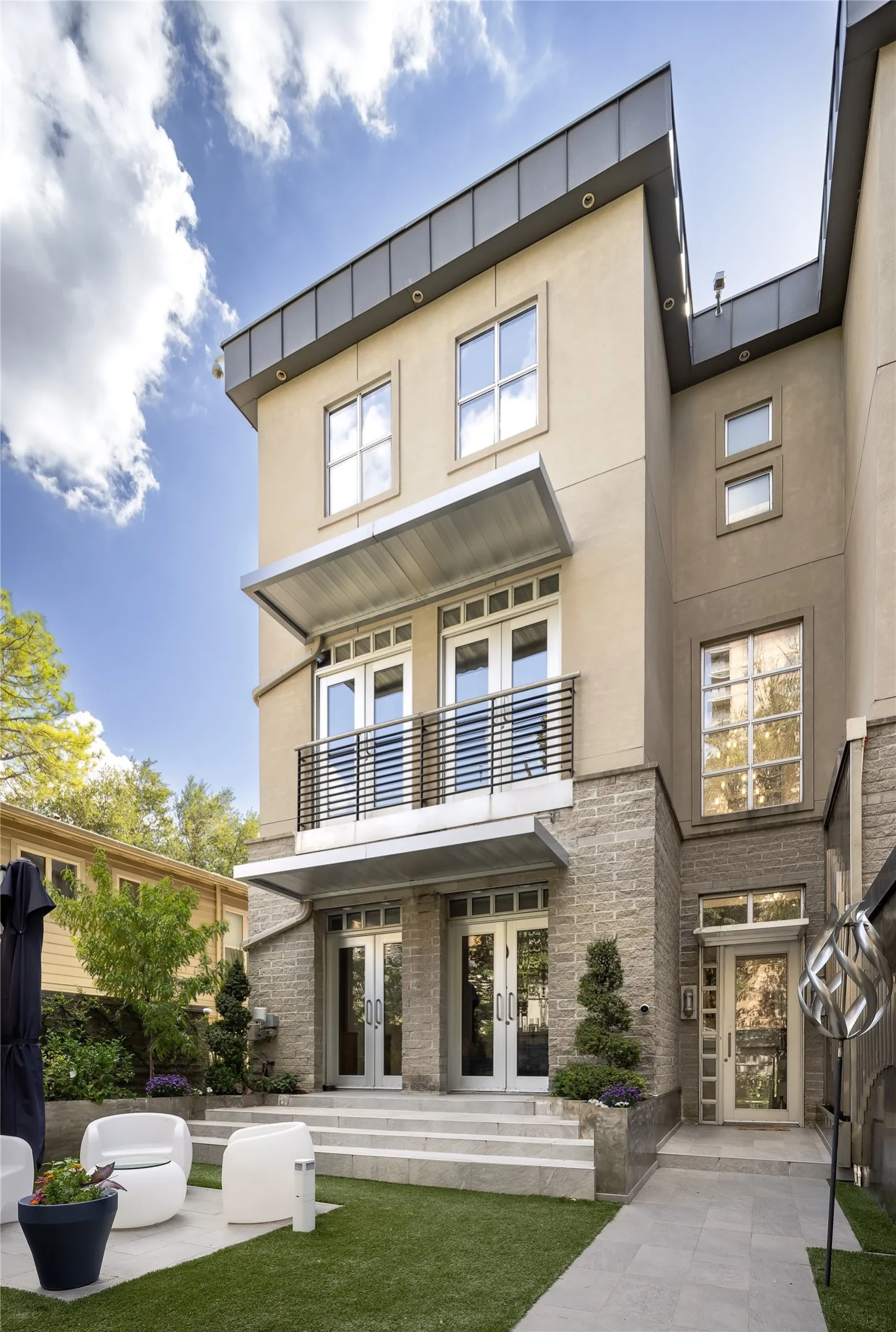 Townhouse For Sale in Dallas County , 3625 Brown Street, Dallas, Texas 75219, 3 Bedroom, 4 Bathroom, 2 Garage spaces, 3,734 Sqft, built in 2001, mls#21383752, Real Estate Agent in Dallas, Homes For Sale in Dallas county, Homes For Sale in Dallas, Realtor in Dallas Texas, Real Estate Brokerage Independent Realty Texas, Luminita Cordes Realtor