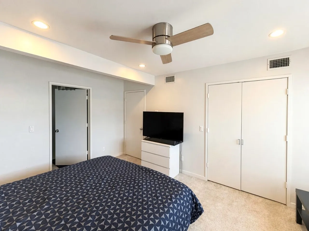Condominium For Rent in Dallas County , 4122 Travis Street 9, Dallas, Texas 75204, 2 Bedroom, 2 Bathroom, Garage spaces, 1,338 Sqft, built in 1997, mls#21389233, Real Estate Agent in Dallas, Homes For Rent in Dallas county, Homes For Rent in Dallas, Realtor in Dallas Texas, Real Estate Brokerage Independent Realty Texas, Luminita Cordes Realtor