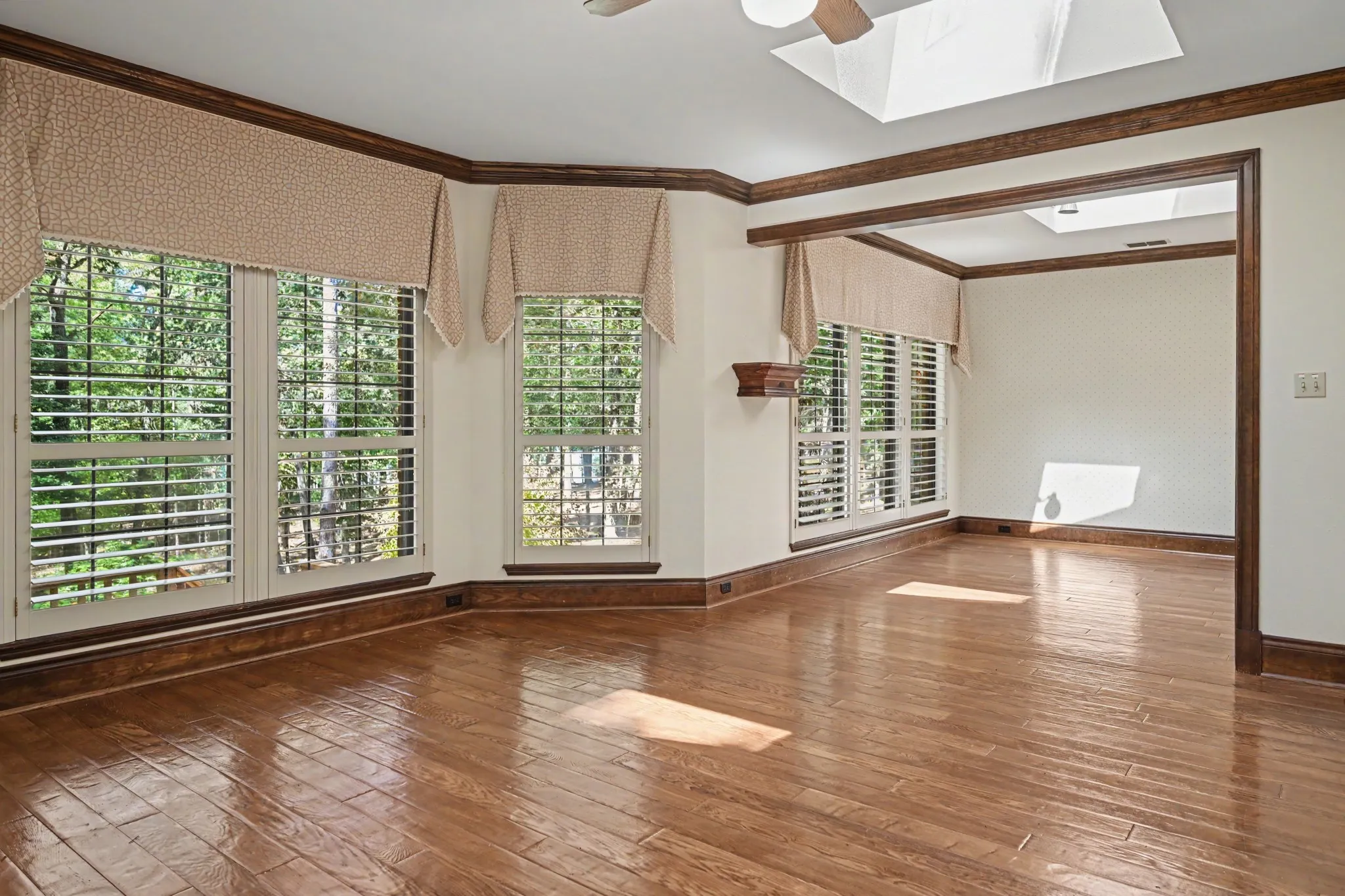 Breakfast dining leads to family room