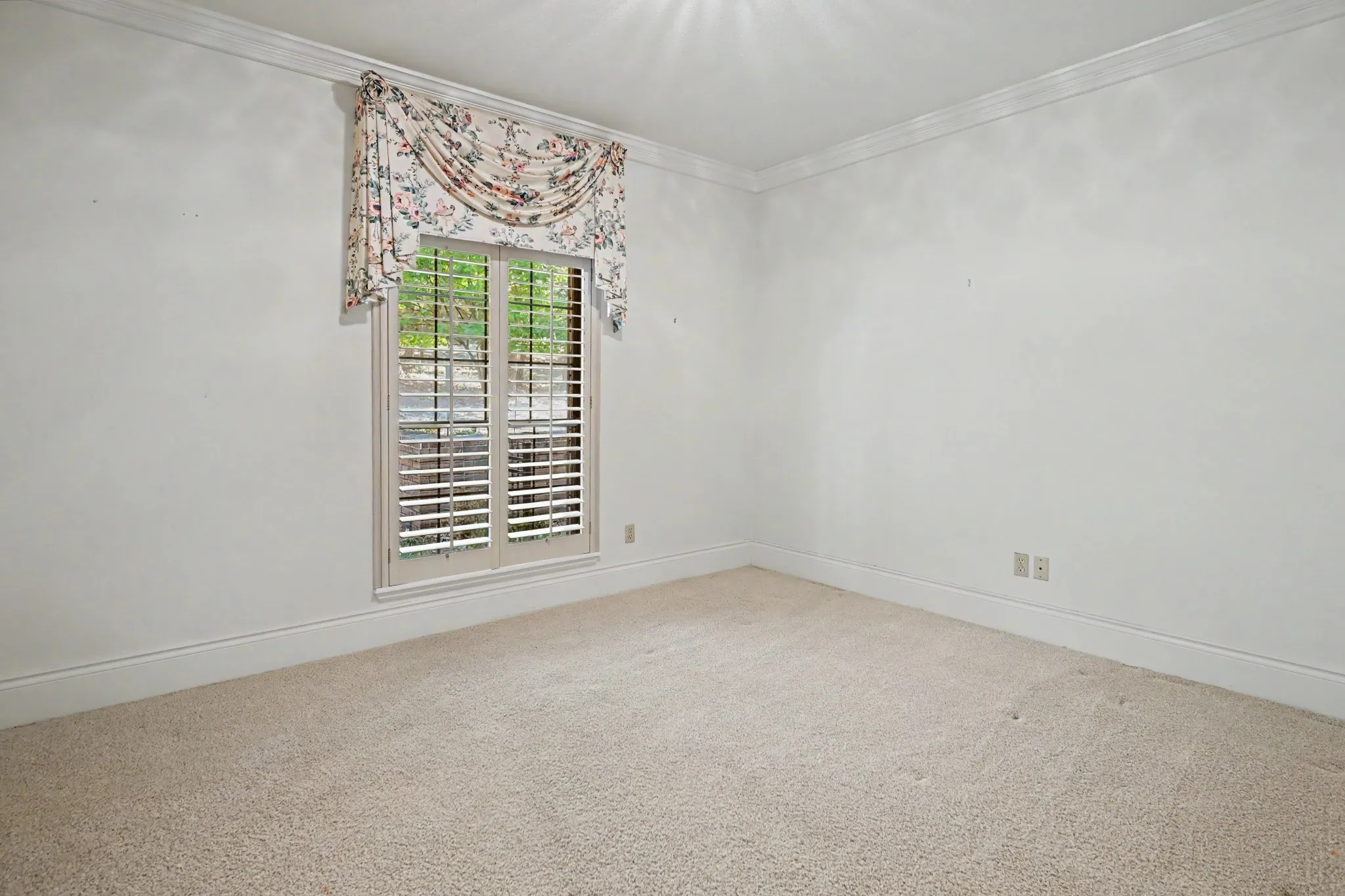 Another spacious secondary bedroom. All bedrooms are split out from each other.