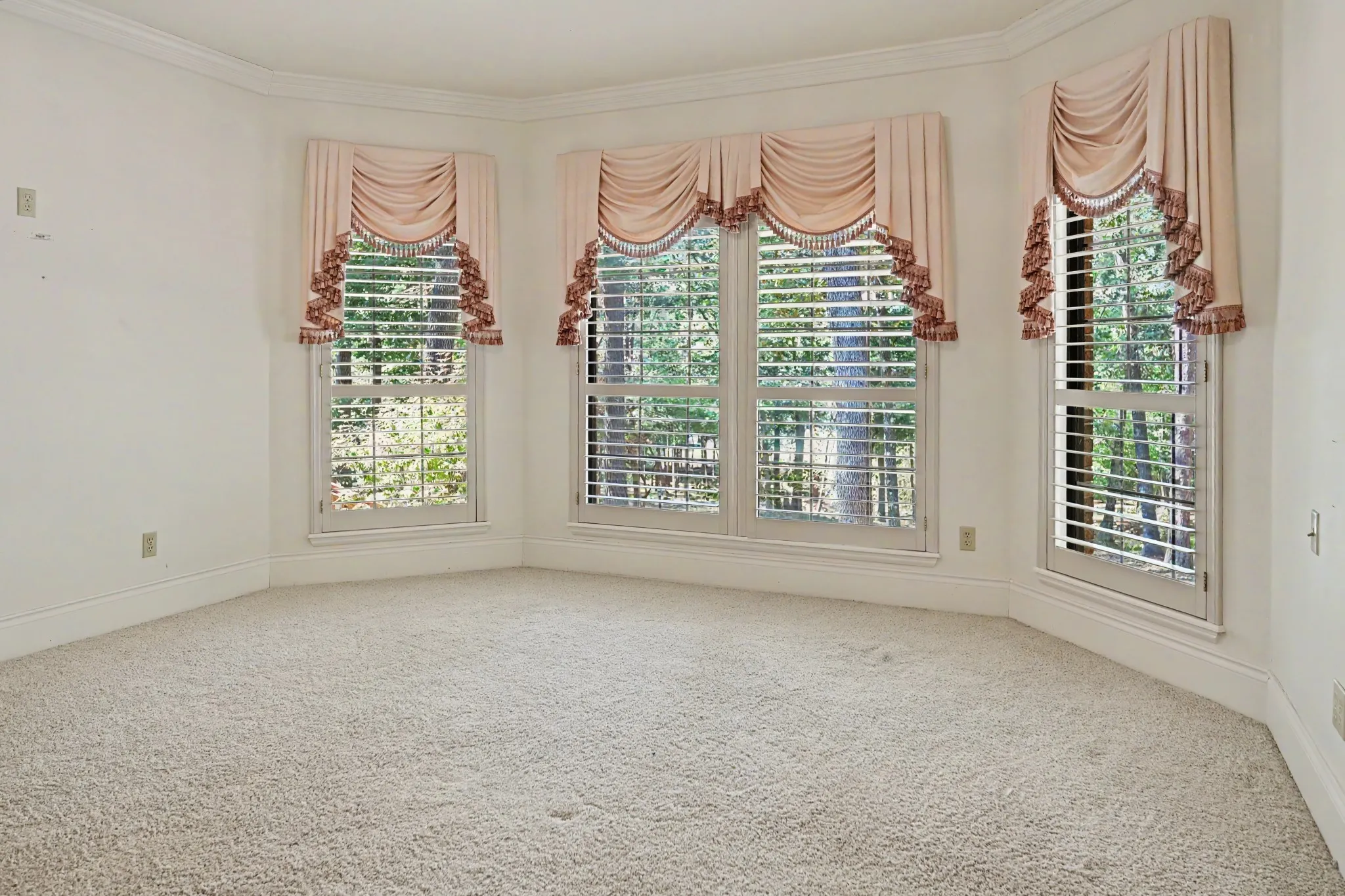 Bay window sitting area in primary bedroom
