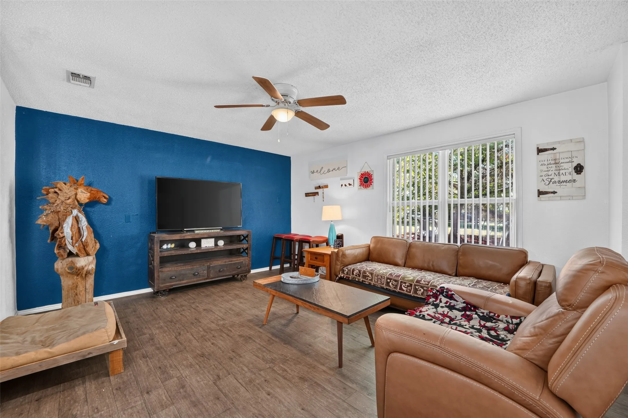 Single Family Residence For Sale in Hunt County , 108 Meyers Avenue, Quinlan, Texas 75474, 4 Bedroom, 2 Bathroom, 3 Garage spaces, 2,208 Sqft, built in 1983, mls#21378666, Real Estate Agent in Quinlan, Homes For Sale in Hunt county, Homes For Sale in Quinlan, Realtor in Quinlan Texas, Real Estate Brokerage Independent Realty Texas, Luminita Cordes Realtor