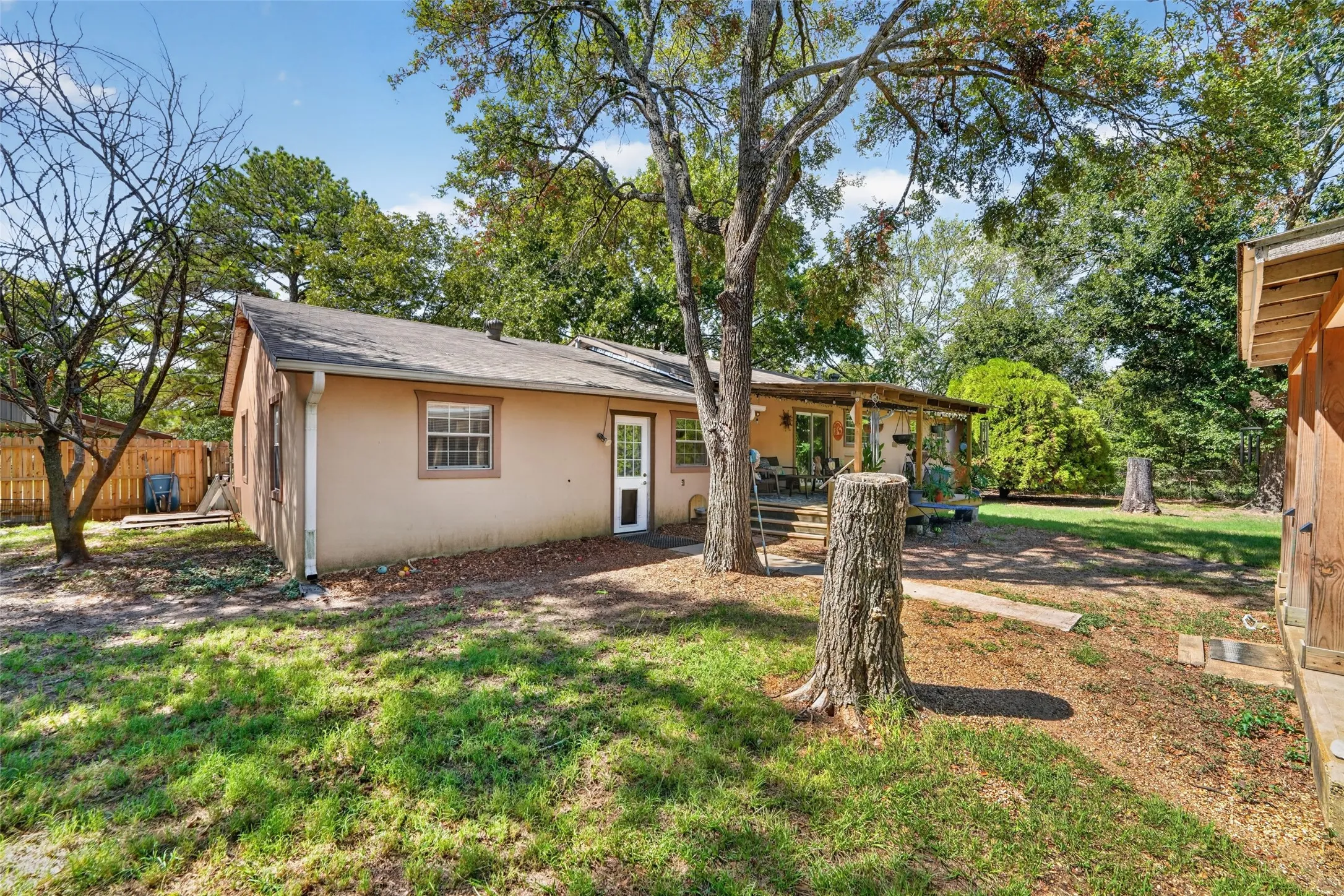 Single Family Residence For Sale in Hunt County , 108 Meyers Avenue, Quinlan, Texas 75474, 4 Bedroom, 2 Bathroom, 3 Garage spaces, 2,208 Sqft, built in 1983, mls#21378666, Real Estate Agent in Quinlan, Homes For Sale in Hunt county, Homes For Sale in Quinlan, Realtor in Quinlan Texas, Real Estate Brokerage Independent Realty Texas, Luminita Cordes Realtor