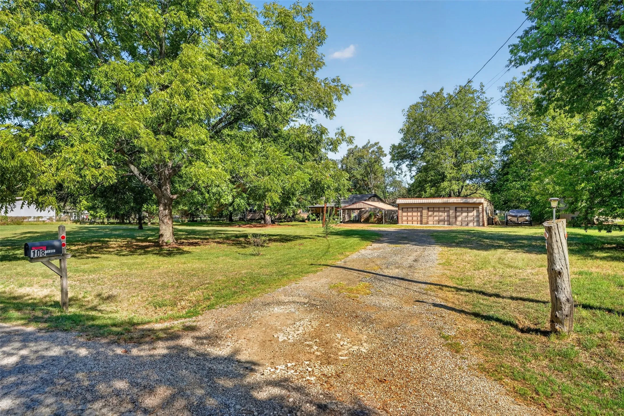 Single Family Residence For Sale in Hunt County , 108 Meyers Avenue, Quinlan, Texas 75474, 4 Bedroom, 2 Bathroom, 3 Garage spaces, 2,208 Sqft, built in 1983, mls#21378666, Real Estate Agent in Quinlan, Homes For Sale in Hunt county, Homes For Sale in Quinlan, Realtor in Quinlan Texas, Real Estate Brokerage Independent Realty Texas, Luminita Cordes Realtor