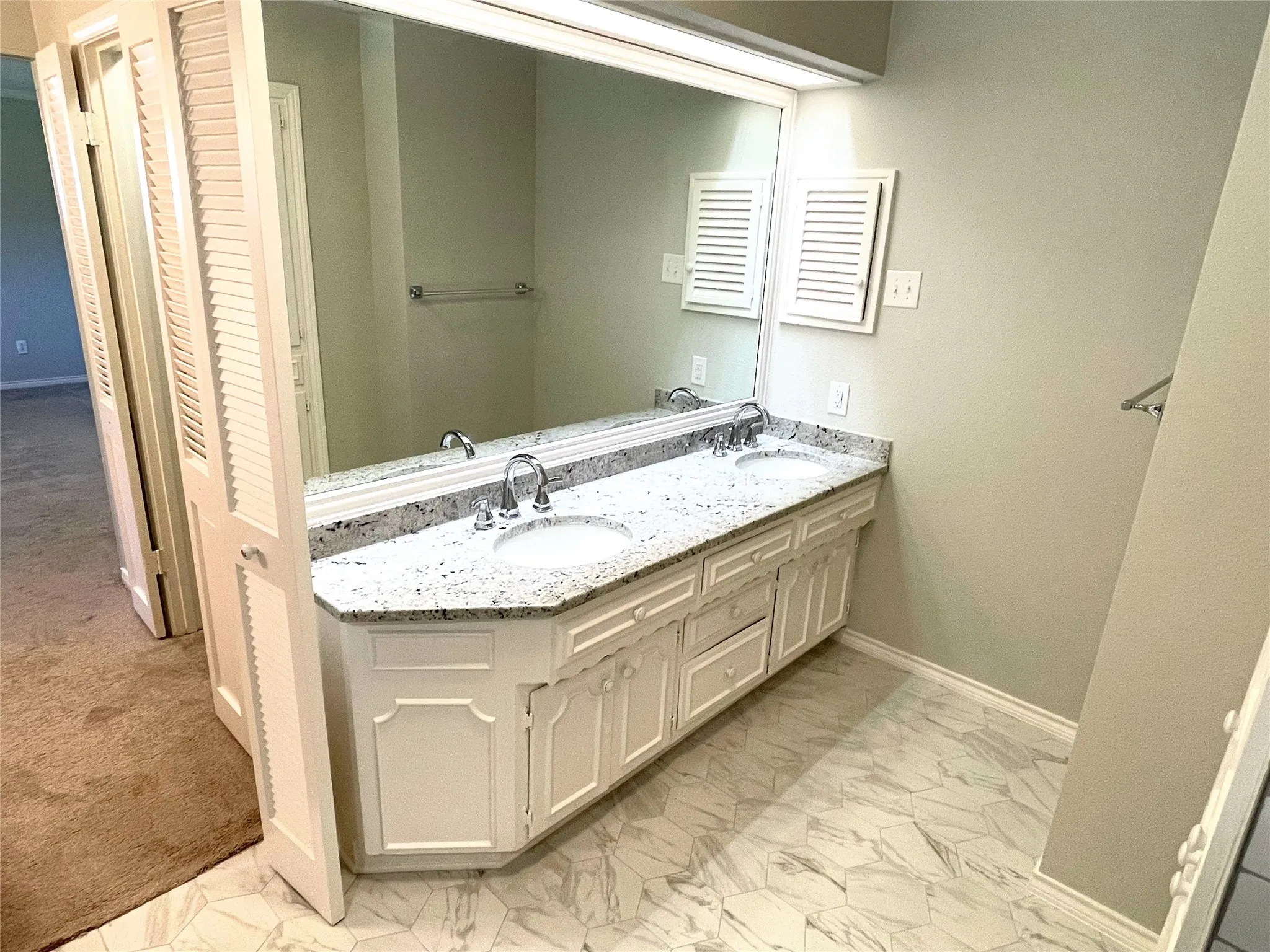 Primary Ensuite Bathroom featuring vanity