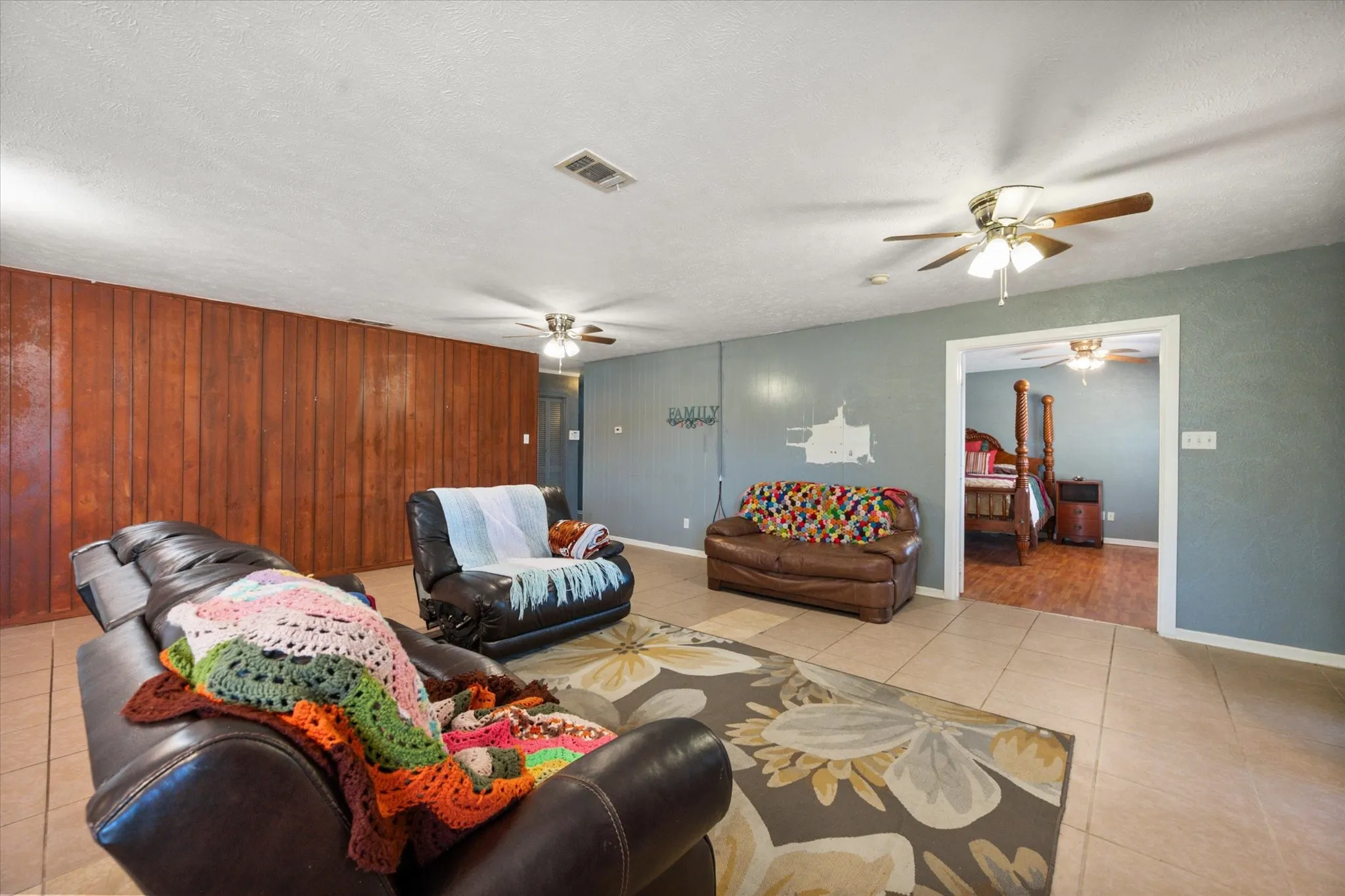 Single Family Residence For Sale in Tarrant County , 3504 Carriage Hill Drive, Forest Hill, Texas 76140, 3 Bedroom, 2 Bathroom, 2 Garage spaces, 1,891 Sqft, built in 1966, mls#21385590, Real Estate Agent in Forest Hill, Homes For Sale in Tarrant county, Homes For Sale in Forest Hill, Realtor in Forest Hill Texas, Real Estate Brokerage Independent Realty Texas, Luminita Cordes Realtor
