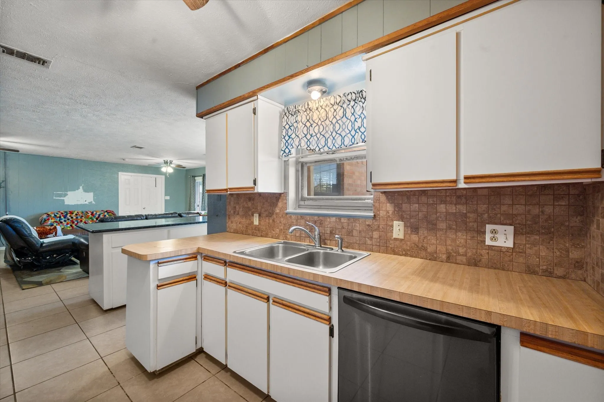Single Family Residence For Sale in Tarrant County , 3504 Carriage Hill Drive, Forest Hill, Texas 76140, 3 Bedroom, 2 Bathroom, 2 Garage spaces, 1,891 Sqft, built in 1966, mls#21385590, Real Estate Agent in Forest Hill, Homes For Sale in Tarrant county, Homes For Sale in Forest Hill, Realtor in Forest Hill Texas, Real Estate Brokerage Independent Realty Texas, Luminita Cordes Realtor