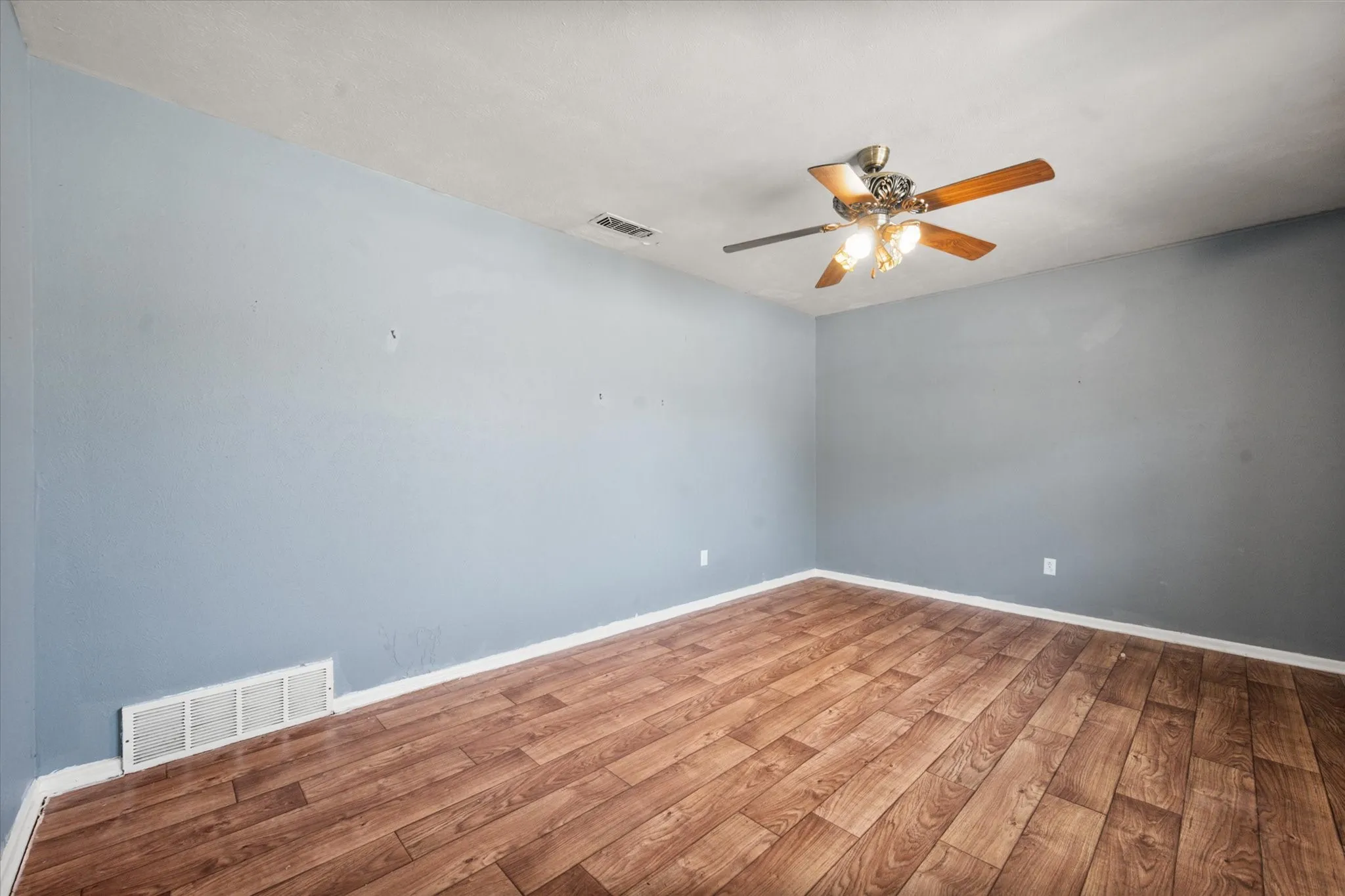 Single Family Residence For Sale in Tarrant County , 3504 Carriage Hill Drive, Forest Hill, Texas 76140, 3 Bedroom, 2 Bathroom, 2 Garage spaces, 1,891 Sqft, built in 1966, mls#21385590, Real Estate Agent in Forest Hill, Homes For Sale in Tarrant county, Homes For Sale in Forest Hill, Realtor in Forest Hill Texas, Real Estate Brokerage Independent Realty Texas, Luminita Cordes Realtor