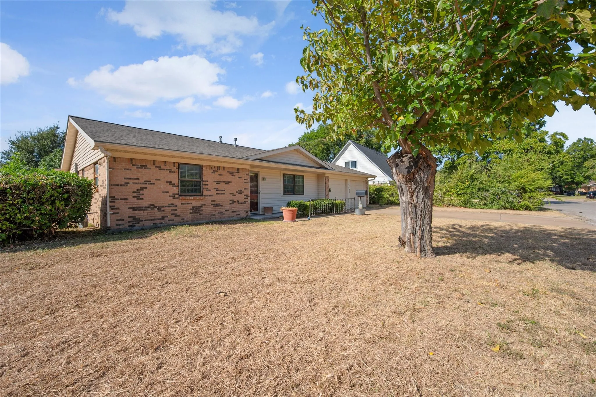 Single Family Residence For Sale in Tarrant County , 3504 Carriage Hill Drive, Forest Hill, Texas 76140, 3 Bedroom, 2 Bathroom, 2 Garage spaces, 1,891 Sqft, built in 1966, mls#21385590, Real Estate Agent in Forest Hill, Homes For Sale in Tarrant county, Homes For Sale in Forest Hill, Realtor in Forest Hill Texas, Real Estate Brokerage Independent Realty Texas, Luminita Cordes Realtor