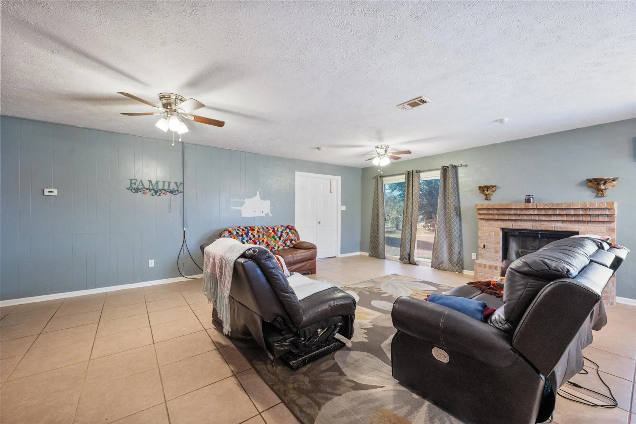 Single Family Residence For Sale in Tarrant County , 3504 Carriage Hill Drive, Forest Hill, Texas 76140, 3 Bedroom, 2 Bathroom, 2 Garage spaces, 1,891 Sqft, built in 1966, mls#21385590, Real Estate Agent in Forest Hill, Homes For Sale in Tarrant county, Homes For Sale in Forest Hill, Realtor in Forest Hill Texas, Real Estate Brokerage Independent Realty Texas, Luminita Cordes Realtor