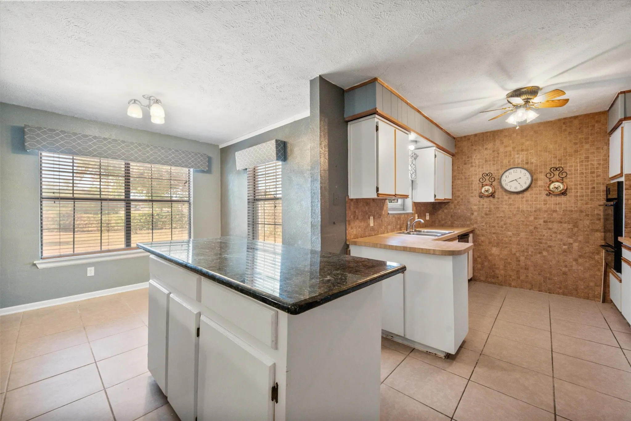 Single Family Residence For Sale in Tarrant County , 3504 Carriage Hill Drive, Forest Hill, Texas 76140, 3 Bedroom, 2 Bathroom, 2 Garage spaces, 1,891 Sqft, built in 1966, mls#21385590, Real Estate Agent in Forest Hill, Homes For Sale in Tarrant county, Homes For Sale in Forest Hill, Realtor in Forest Hill Texas, Real Estate Brokerage Independent Realty Texas, Luminita Cordes Realtor