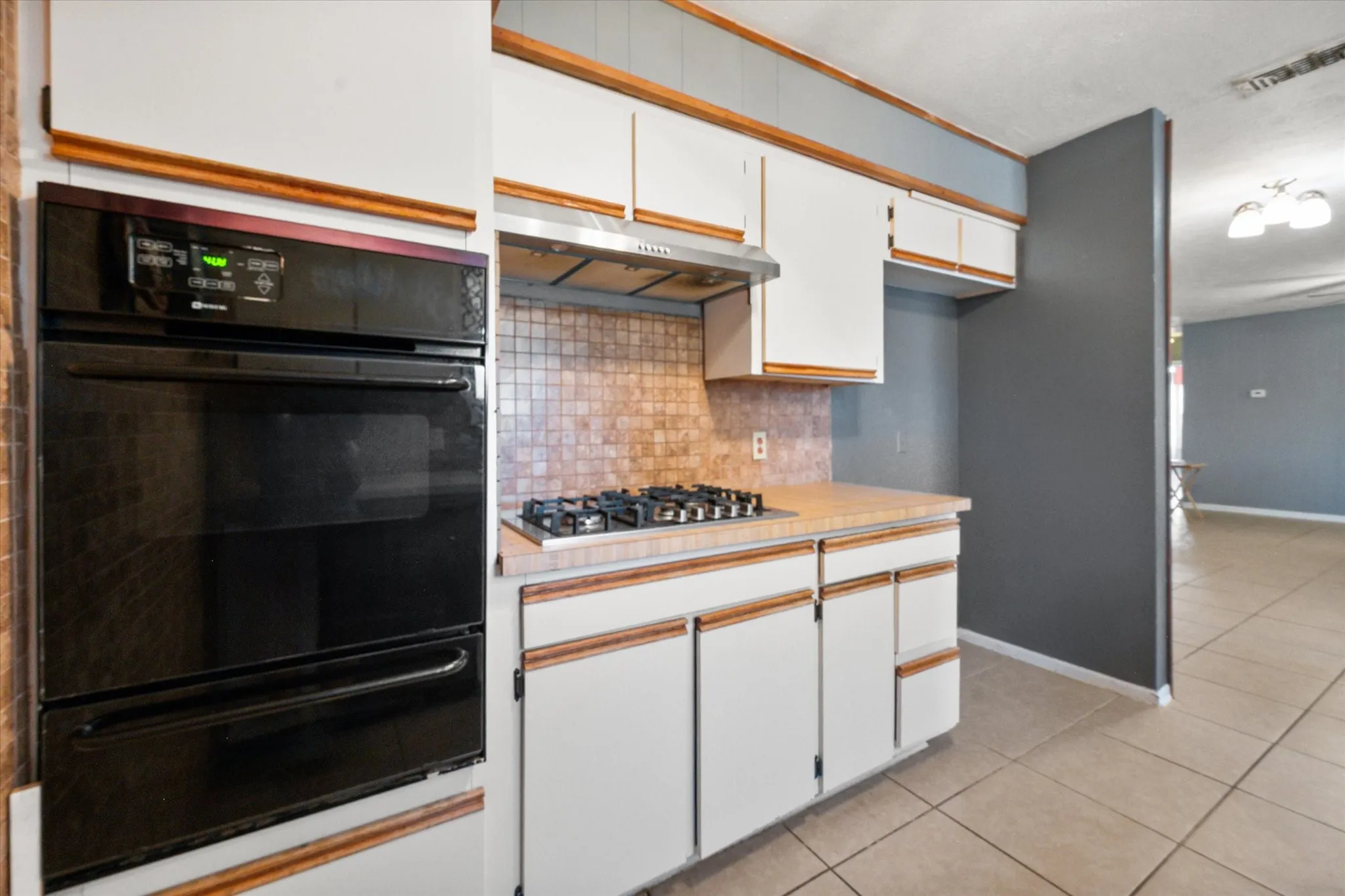 Single Family Residence For Sale in Tarrant County , 3504 Carriage Hill Drive, Forest Hill, Texas 76140, 3 Bedroom, 2 Bathroom, 2 Garage spaces, 1,891 Sqft, built in 1966, mls#21385590, Real Estate Agent in Forest Hill, Homes For Sale in Tarrant county, Homes For Sale in Forest Hill, Realtor in Forest Hill Texas, Real Estate Brokerage Independent Realty Texas, Luminita Cordes Realtor