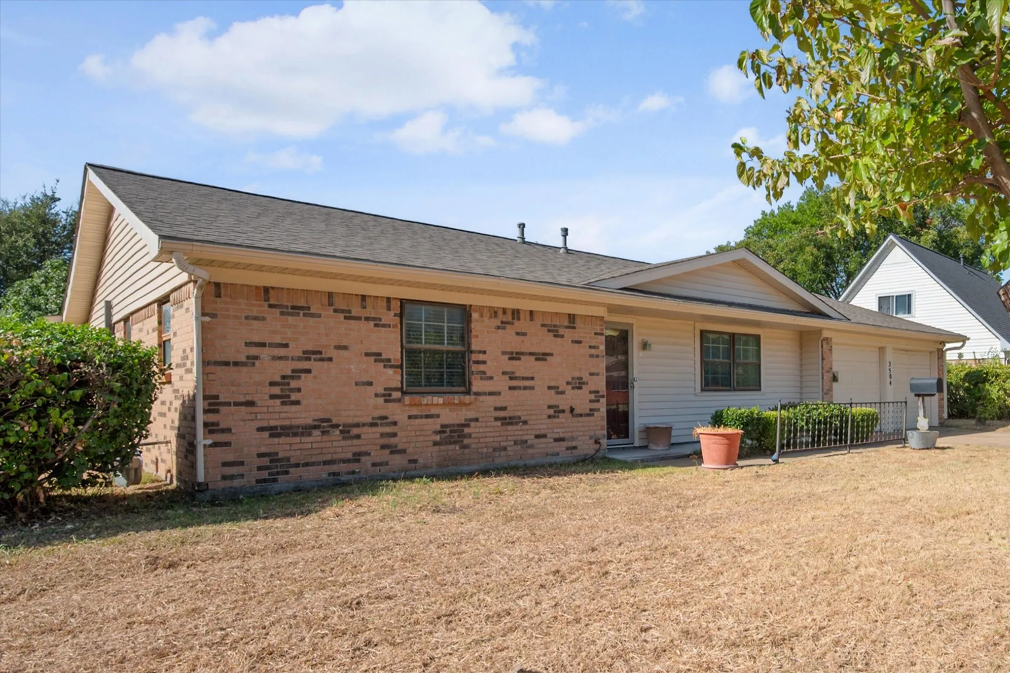 Single Family Residence For Sale in Tarrant County , 3504 Carriage Hill Drive, Forest Hill, Texas 76140, 3 Bedroom, 2 Bathroom, 2 Garage spaces, 1,891 Sqft, built in 1966, mls#21385590, Real Estate Agent in Forest Hill, Homes For Sale in Tarrant county, Homes For Sale in Forest Hill, Realtor in Forest Hill Texas, Real Estate Brokerage Independent Realty Texas, Luminita Cordes Realtor
