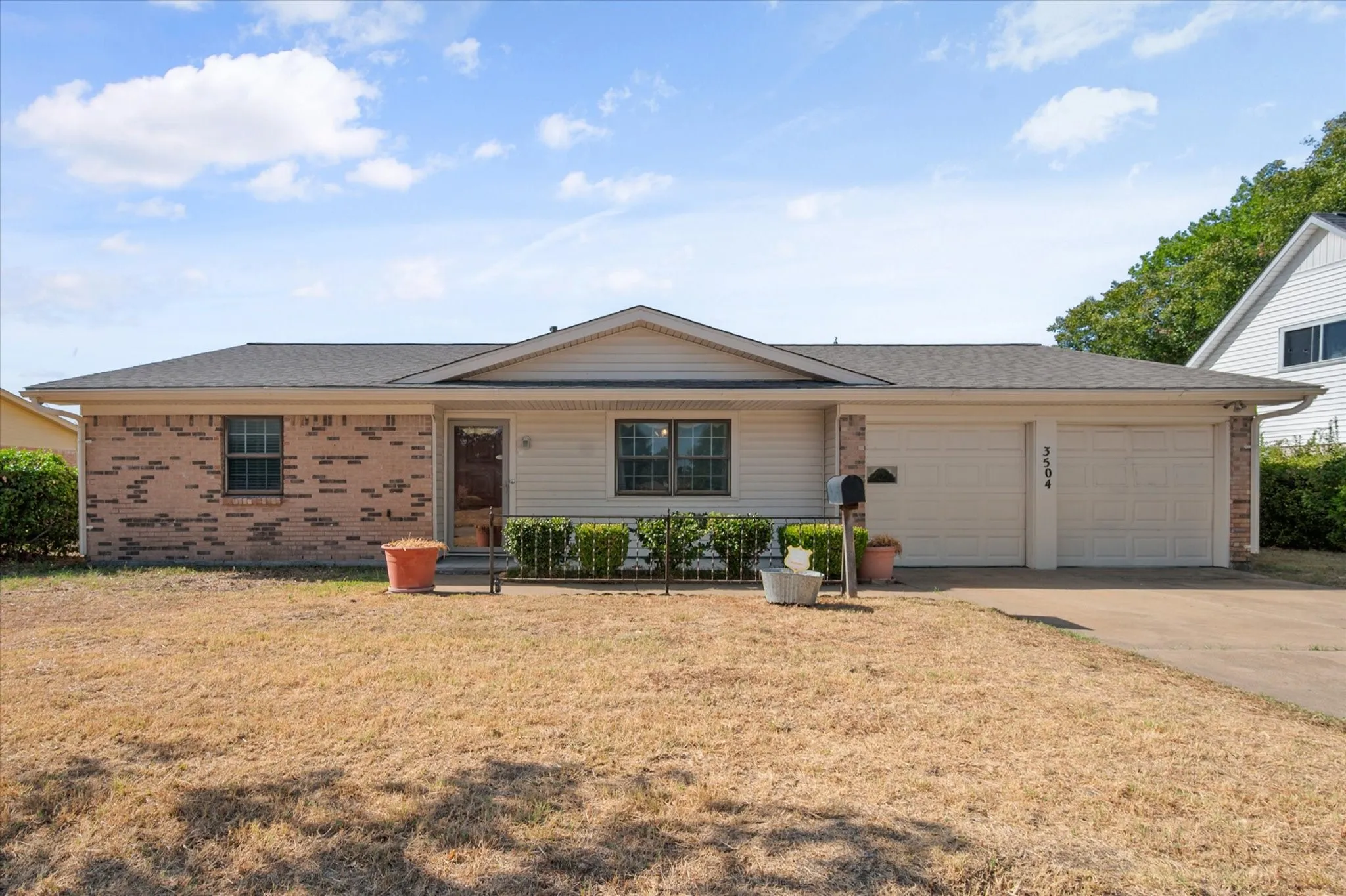 Single Family Residence For Sale in Tarrant County , 3504 Carriage Hill Drive, Forest Hill, Texas 76140, 3 Bedroom, 2 Bathroom, 2 Garage spaces, 1,891 Sqft, built in 1966, mls#21385590, Real Estate Agent in Forest Hill, Homes For Sale in Tarrant county, Homes For Sale in Forest Hill, Realtor in Forest Hill Texas, Real Estate Brokerage Independent Realty Texas, Luminita Cordes Realtor