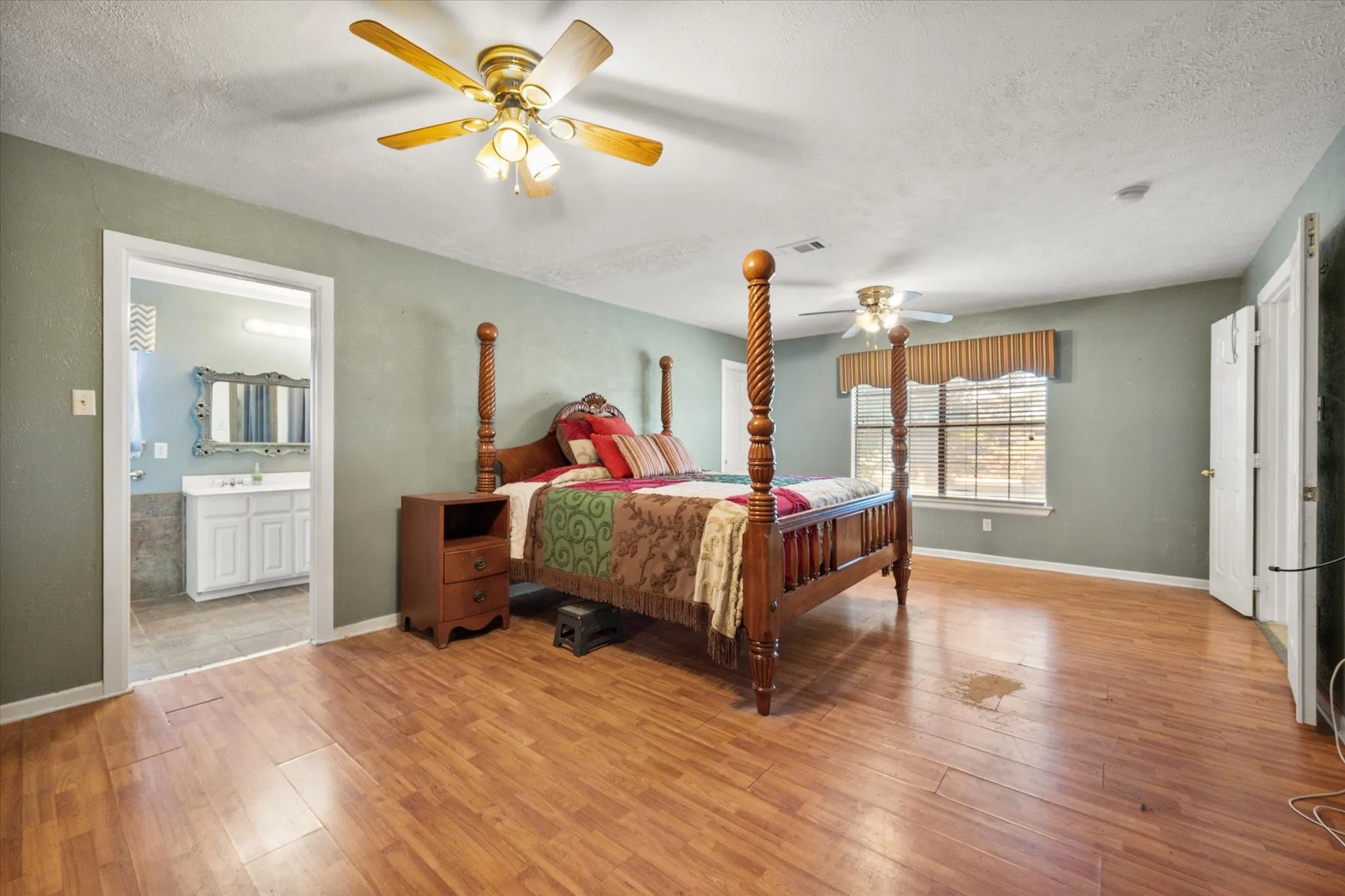 Single Family Residence For Sale in Tarrant County , 3504 Carriage Hill Drive, Forest Hill, Texas 76140, 3 Bedroom, 2 Bathroom, 2 Garage spaces, 1,891 Sqft, built in 1966, mls#21385590, Real Estate Agent in Forest Hill, Homes For Sale in Tarrant county, Homes For Sale in Forest Hill, Realtor in Forest Hill Texas, Real Estate Brokerage Independent Realty Texas, Luminita Cordes Realtor