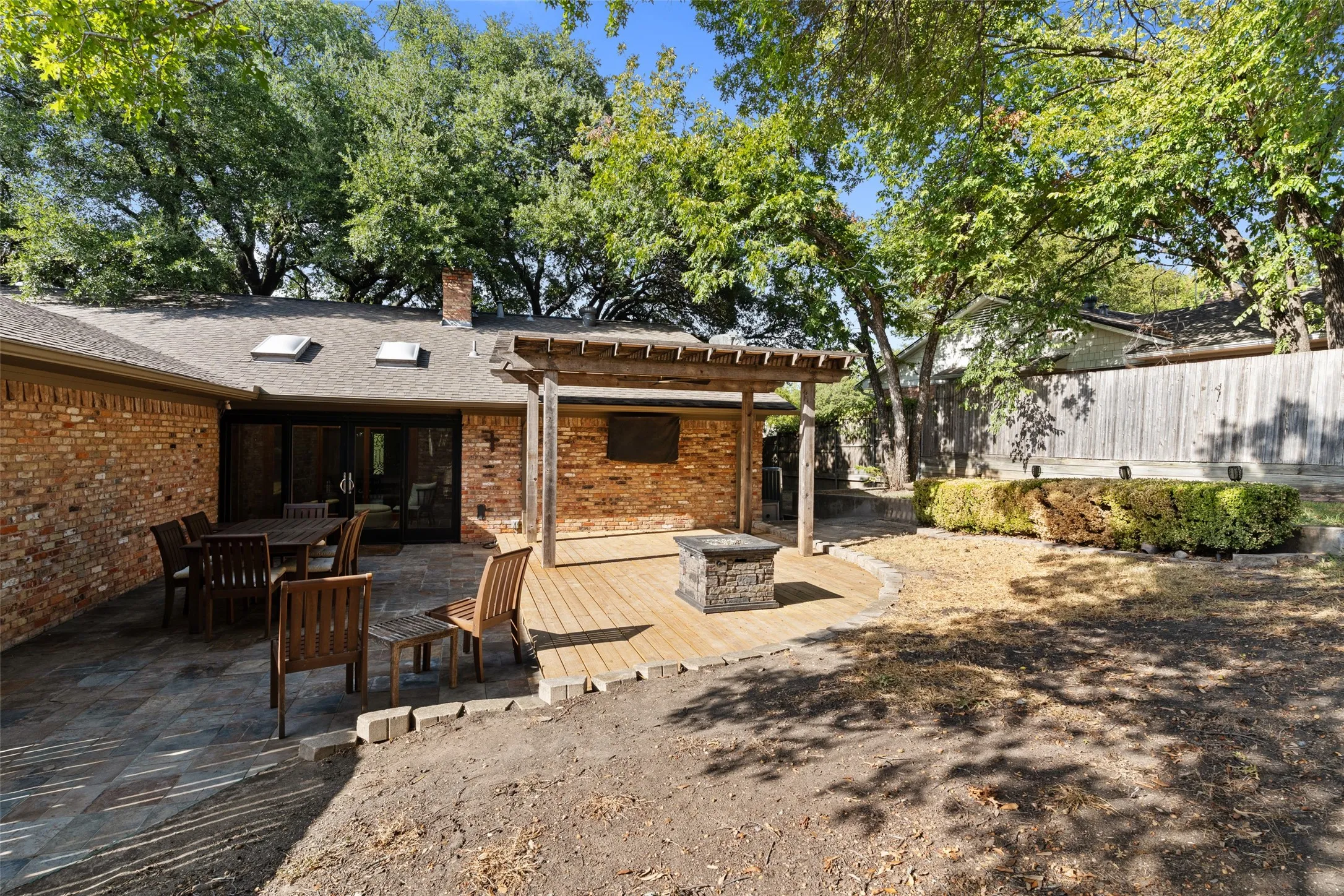 Single Family Residence For Sale in Dallas County , 10540 Silverock Drive, Dallas, Texas 75218, 3 Bedroom, 3 Bathroom, 2 Garage spaces, 2,101 Sqft, built in 1962, mls#21389226, Real Estate Agent in Dallas, Homes For Sale in Dallas county, Homes For Sale in Dallas, Realtor in Dallas Texas, Real Estate Brokerage Independent Realty Texas, Luminita Cordes Realtor
