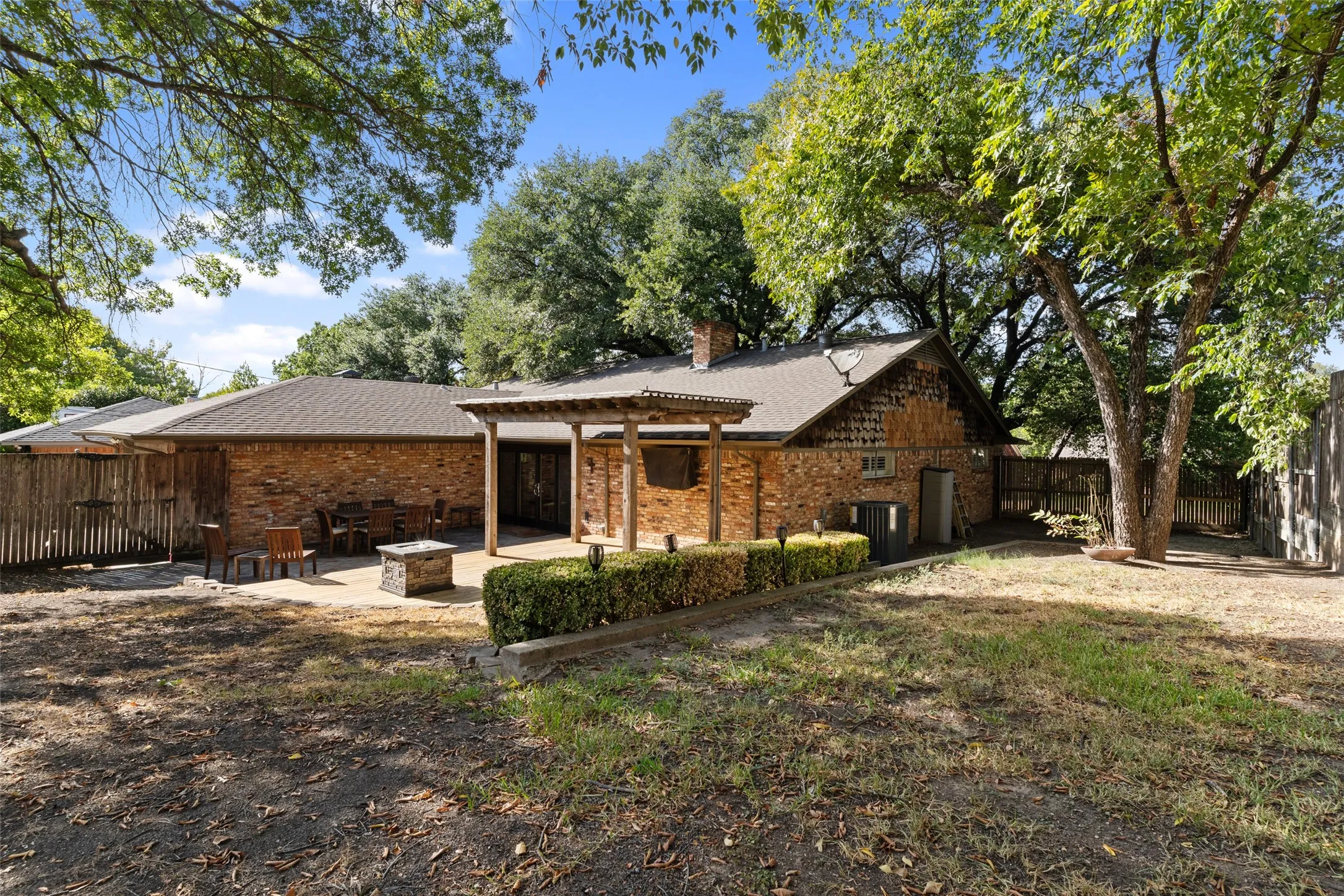 Single Family Residence For Sale in Dallas County , 10540 Silverock Drive, Dallas, Texas 75218, 3 Bedroom, 3 Bathroom, 2 Garage spaces, 2,101 Sqft, built in 1962, mls#21389226, Real Estate Agent in Dallas, Homes For Sale in Dallas county, Homes For Sale in Dallas, Realtor in Dallas Texas, Real Estate Brokerage Independent Realty Texas, Luminita Cordes Realtor
