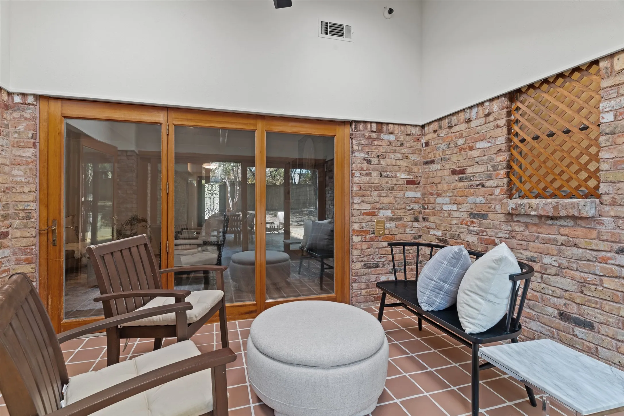 Single Family Residence For Sale in Dallas County , 10540 Silverock Drive, Dallas, Texas 75218, 3 Bedroom, 3 Bathroom, 2 Garage spaces, 2,101 Sqft, built in 1962, mls#21389226, Real Estate Agent in Dallas, Homes For Sale in Dallas county, Homes For Sale in Dallas, Realtor in Dallas Texas, Real Estate Brokerage Independent Realty Texas, Luminita Cordes Realtor