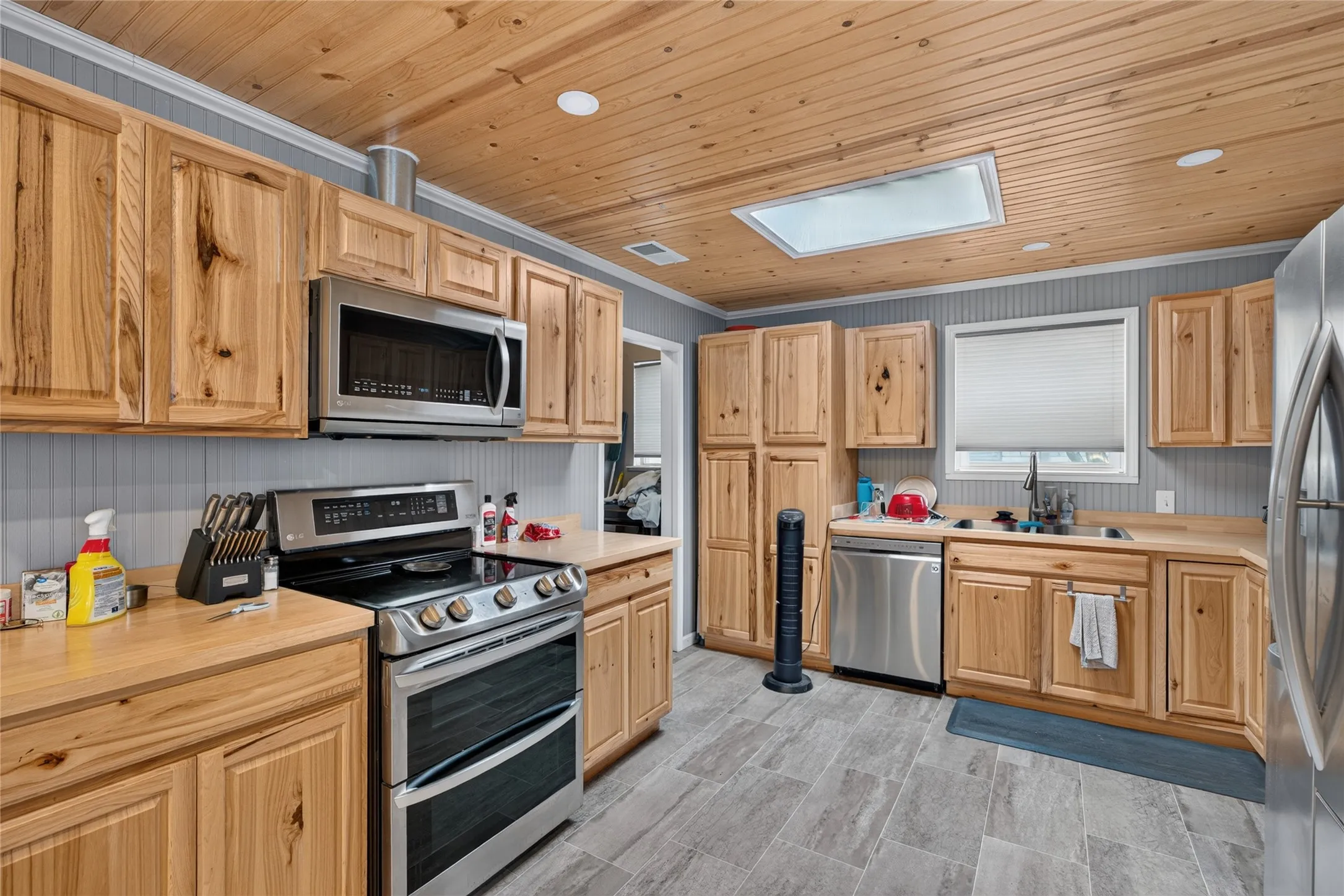 Single Family Residence For Sale in Tarrant County , 5613 Bonnie Wayne Street, Haltom City, Texas 76117, 3 Bedroom, 2 Bathroom, 2 Garage spaces, 1,703 Sqft, built in 1964, mls#21382298, Real Estate Agent in Haltom City, Homes For Sale in Tarrant county, Homes For Sale in Haltom City, Realtor in Haltom City Texas, Real Estate Brokerage Independent Realty Texas, Luminita Cordes Realtor