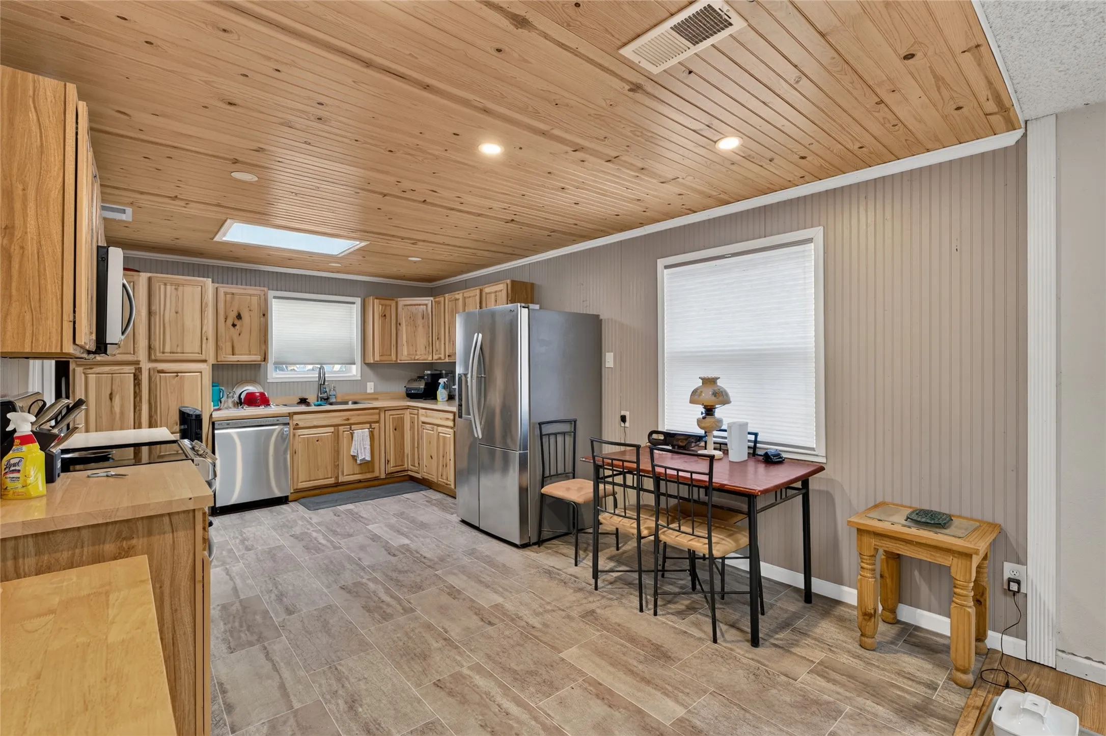 Single Family Residence For Sale in Tarrant County , 5613 Bonnie Wayne Street, Haltom City, Texas 76117, 3 Bedroom, 2 Bathroom, 2 Garage spaces, 1,703 Sqft, built in 1964, mls#21382298, Real Estate Agent in Haltom City, Homes For Sale in Tarrant county, Homes For Sale in Haltom City, Realtor in Haltom City Texas, Real Estate Brokerage Independent Realty Texas, Luminita Cordes Realtor