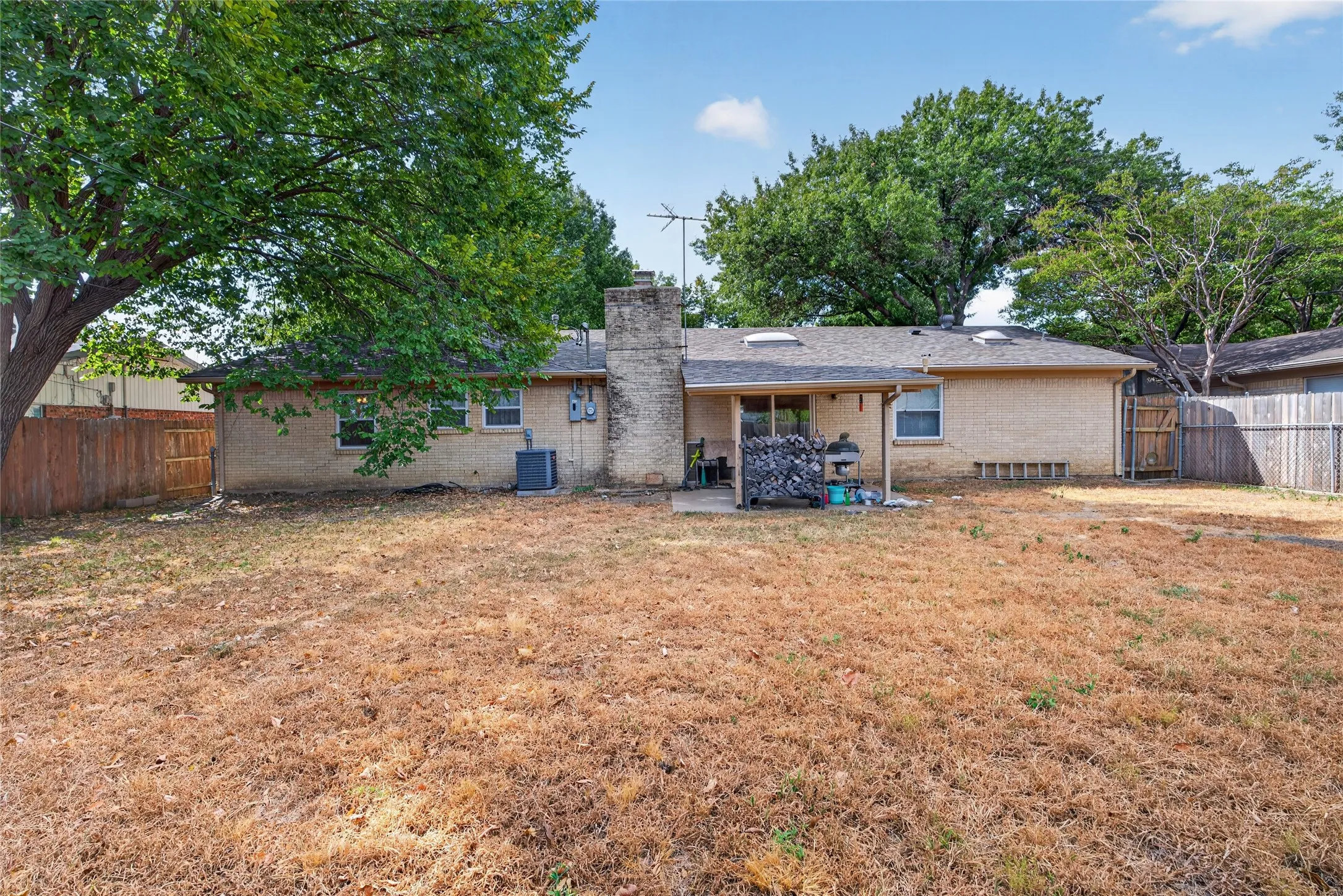 Single Family Residence For Sale in Tarrant County , 5613 Bonnie Wayne Street, Haltom City, Texas 76117, 3 Bedroom, 2 Bathroom, 2 Garage spaces, 1,703 Sqft, built in 1964, mls#21382298, Real Estate Agent in Haltom City, Homes For Sale in Tarrant county, Homes For Sale in Haltom City, Realtor in Haltom City Texas, Real Estate Brokerage Independent Realty Texas, Luminita Cordes Realtor