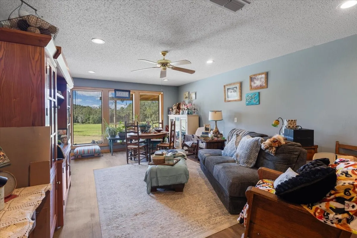 Single Family Residence For Sale in Upshur County , 102 Private Road 3174, Gilmer, Texas 75644, 4 Bedroom, 3 Bathroom, Garage spaces, 2,676 Sqft, built in 1985, mls#21389266, Real Estate Agent in Gilmer, Homes For Sale in Upshur county, Homes For Sale in Gilmer, Realtor in Gilmer Texas, Real Estate Brokerage Independent Realty Texas, Luminita Cordes Realtor