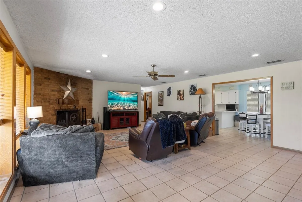 Single Family Residence For Sale in Upshur County , 102 Private Road 3174, Gilmer, Texas 75644, 4 Bedroom, 3 Bathroom, Garage spaces, 2,676 Sqft, built in 1985, mls#21389266, Real Estate Agent in Gilmer, Homes For Sale in Upshur county, Homes For Sale in Gilmer, Realtor in Gilmer Texas, Real Estate Brokerage Independent Realty Texas, Luminita Cordes Realtor