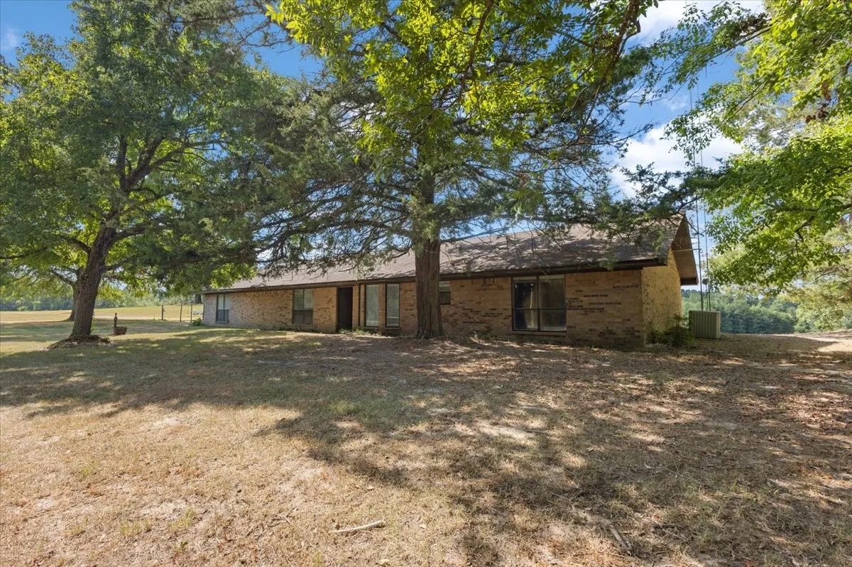 Single Family Residence For Sale in Upshur County , 102 Private Road 3174, Gilmer, Texas 75644, 4 Bedroom, 3 Bathroom, Garage spaces, 2,676 Sqft, built in 1985, mls#21389266, Real Estate Agent in Gilmer, Homes For Sale in Upshur county, Homes For Sale in Gilmer, Realtor in Gilmer Texas, Real Estate Brokerage Independent Realty Texas, Luminita Cordes Realtor