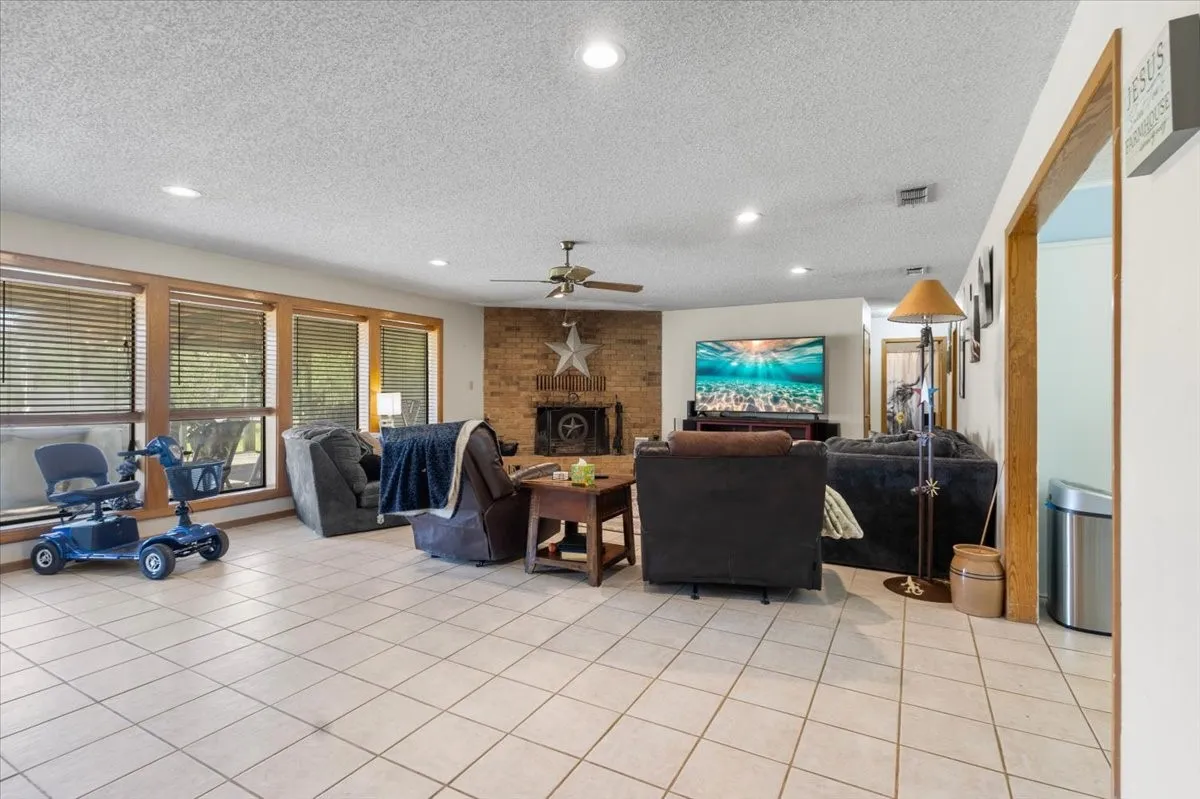 Single Family Residence For Sale in Upshur County , 102 Private Road 3174, Gilmer, Texas 75644, 4 Bedroom, 3 Bathroom, Garage spaces, 2,676 Sqft, built in 1985, mls#21389266, Real Estate Agent in Gilmer, Homes For Sale in Upshur county, Homes For Sale in Gilmer, Realtor in Gilmer Texas, Real Estate Brokerage Independent Realty Texas, Luminita Cordes Realtor