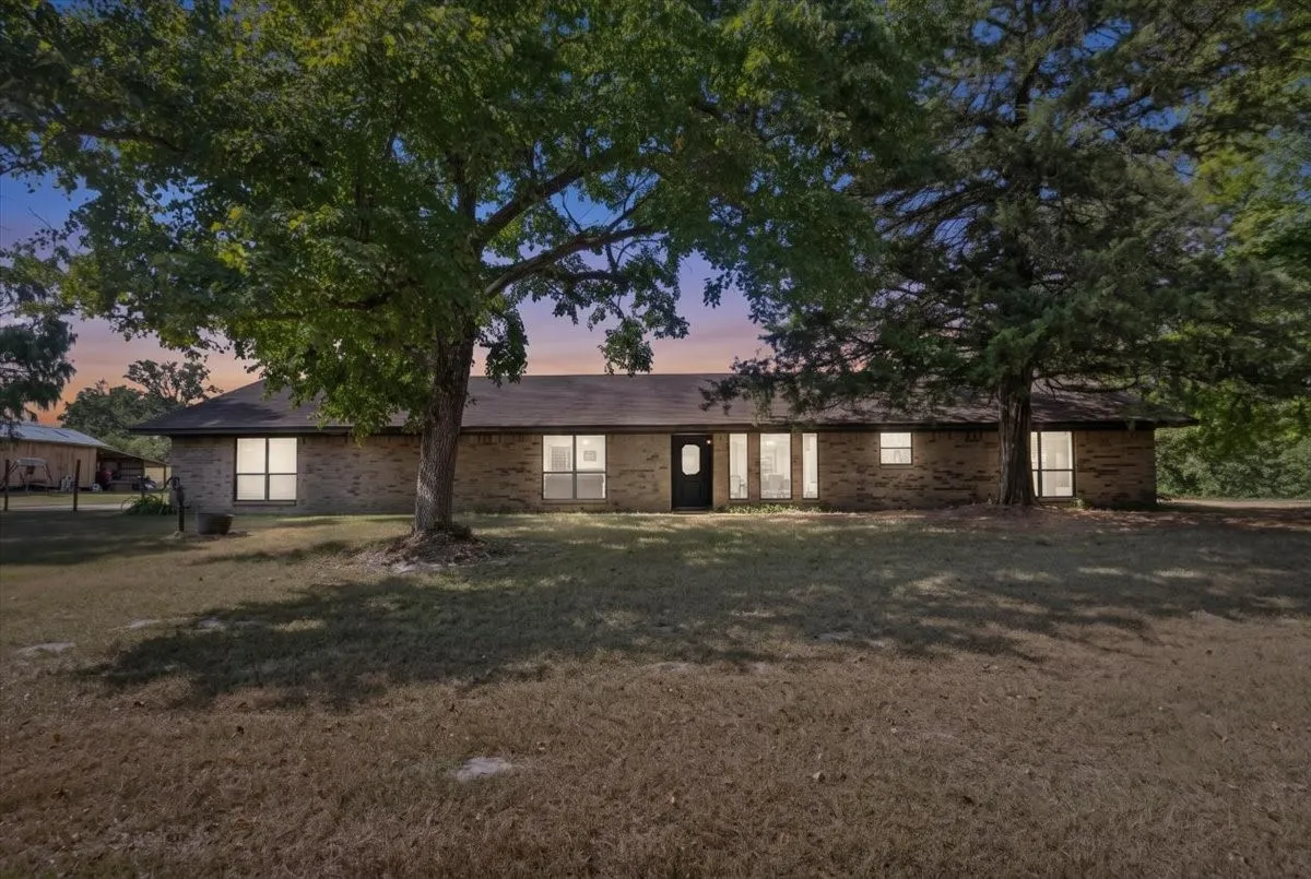 Single Family Residence For Sale in Upshur County , 102 Private Road 3174, Gilmer, Texas 75644, 4 Bedroom, 3 Bathroom, Garage spaces, 2,676 Sqft, built in 1985, mls#21389266, Real Estate Agent in Gilmer, Homes For Sale in Upshur county, Homes For Sale in Gilmer, Realtor in Gilmer Texas, Real Estate Brokerage Independent Realty Texas, Luminita Cordes Realtor