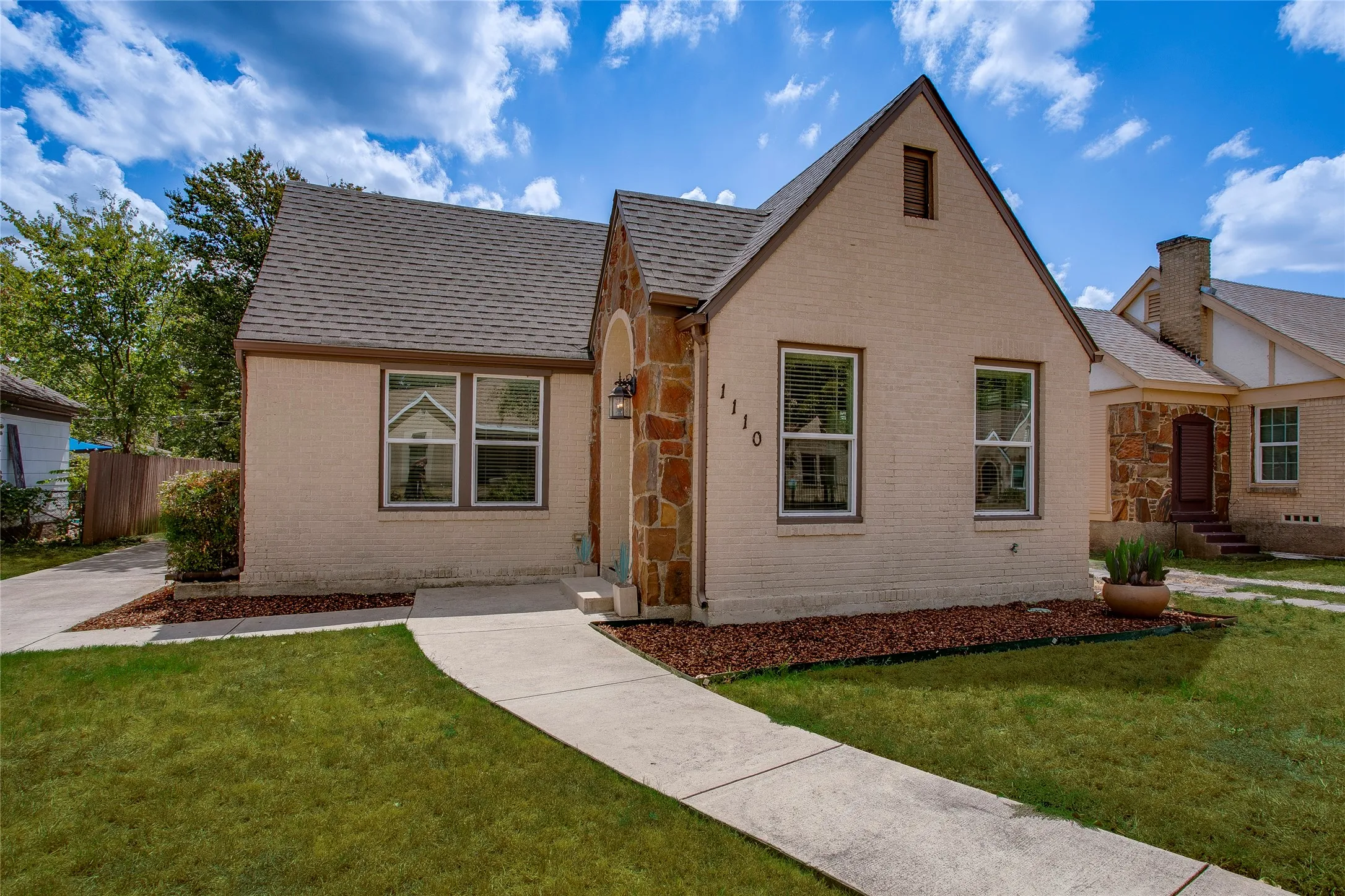 Single Family Residence For Sale in Dallas County , 1110 Galloway Avenue, Dallas, Texas 75216, 3 Bedroom, 2 Bathroom, Garage spaces, 1,516 Sqft, built in 1940, mls#21387866, Real Estate Agent in Dallas, Homes For Sale in Dallas county, Homes For Sale in Dallas, Realtor in Dallas Texas, Real Estate Brokerage Independent Realty Texas, Luminita Cordes Realtor