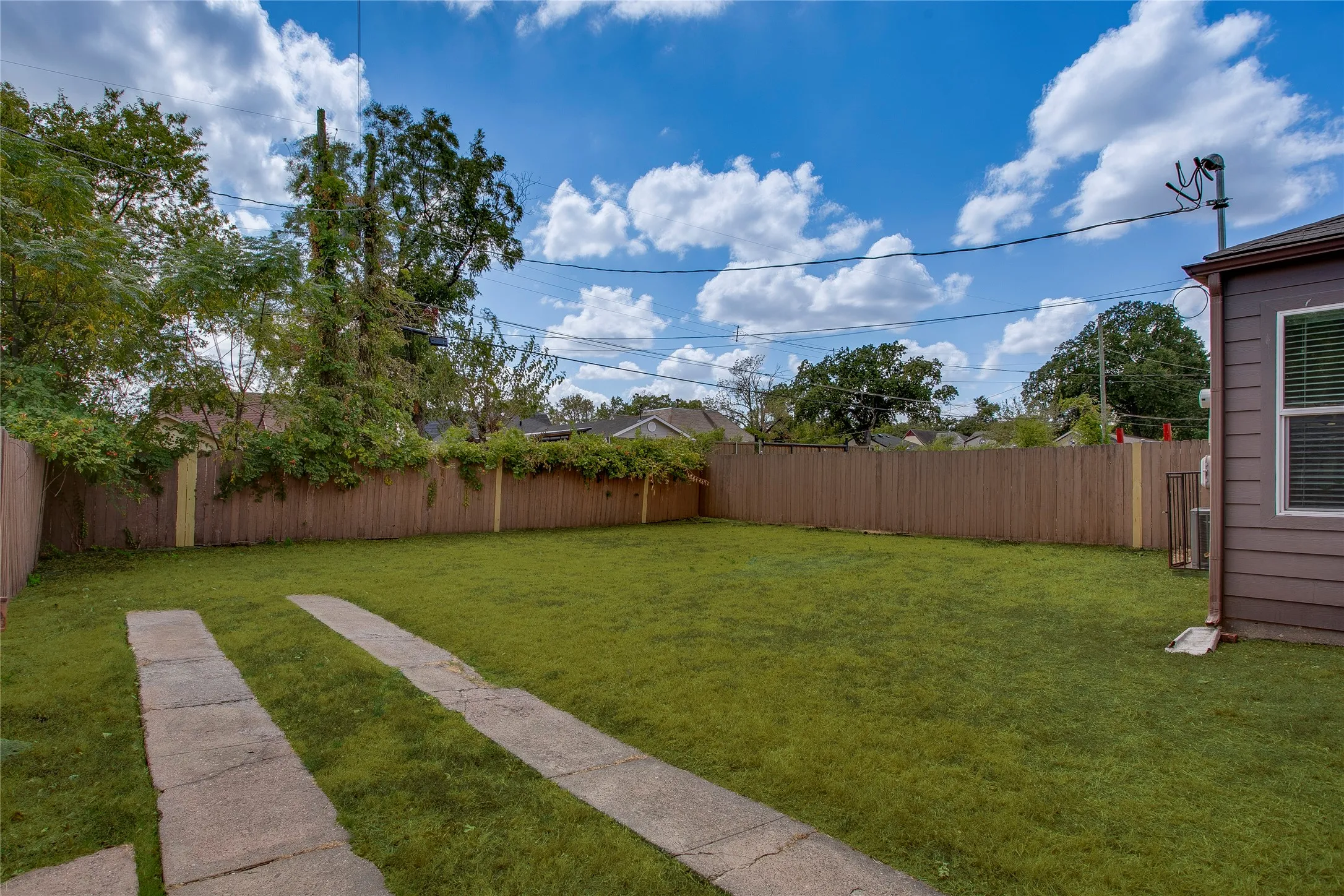 Single Family Residence For Sale in Dallas County , 1110 Galloway Avenue, Dallas, Texas 75216, 3 Bedroom, 2 Bathroom, Garage spaces, 1,516 Sqft, built in 1940, mls#21387866, Real Estate Agent in Dallas, Homes For Sale in Dallas county, Homes For Sale in Dallas, Realtor in Dallas Texas, Real Estate Brokerage Independent Realty Texas, Luminita Cordes Realtor