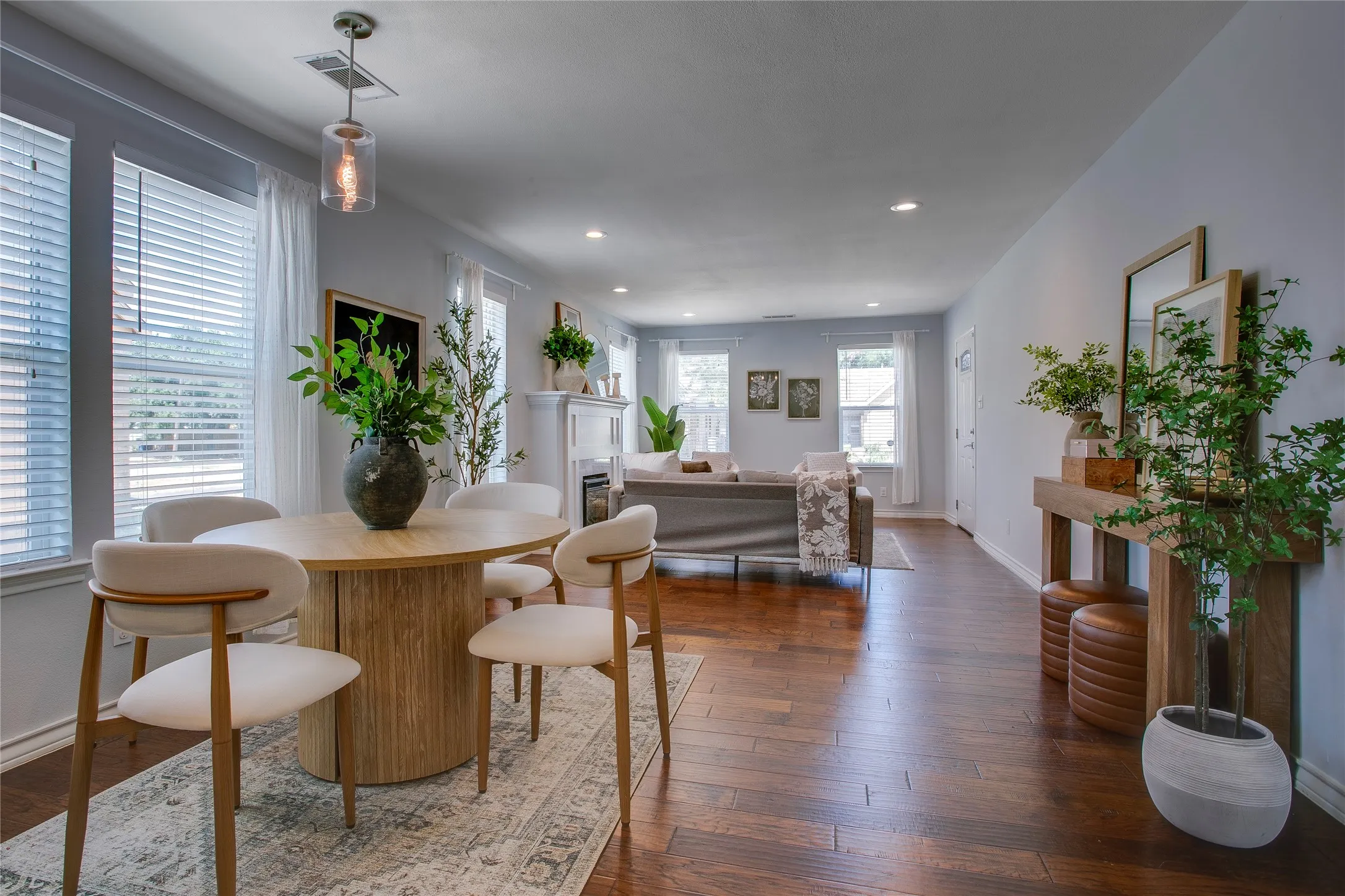 Single Family Residence For Sale in Dallas County , 1110 Galloway Avenue, Dallas, Texas 75216, 3 Bedroom, 2 Bathroom, Garage spaces, 1,516 Sqft, built in 1940, mls#21387866, Real Estate Agent in Dallas, Homes For Sale in Dallas county, Homes For Sale in Dallas, Realtor in Dallas Texas, Real Estate Brokerage Independent Realty Texas, Luminita Cordes Realtor