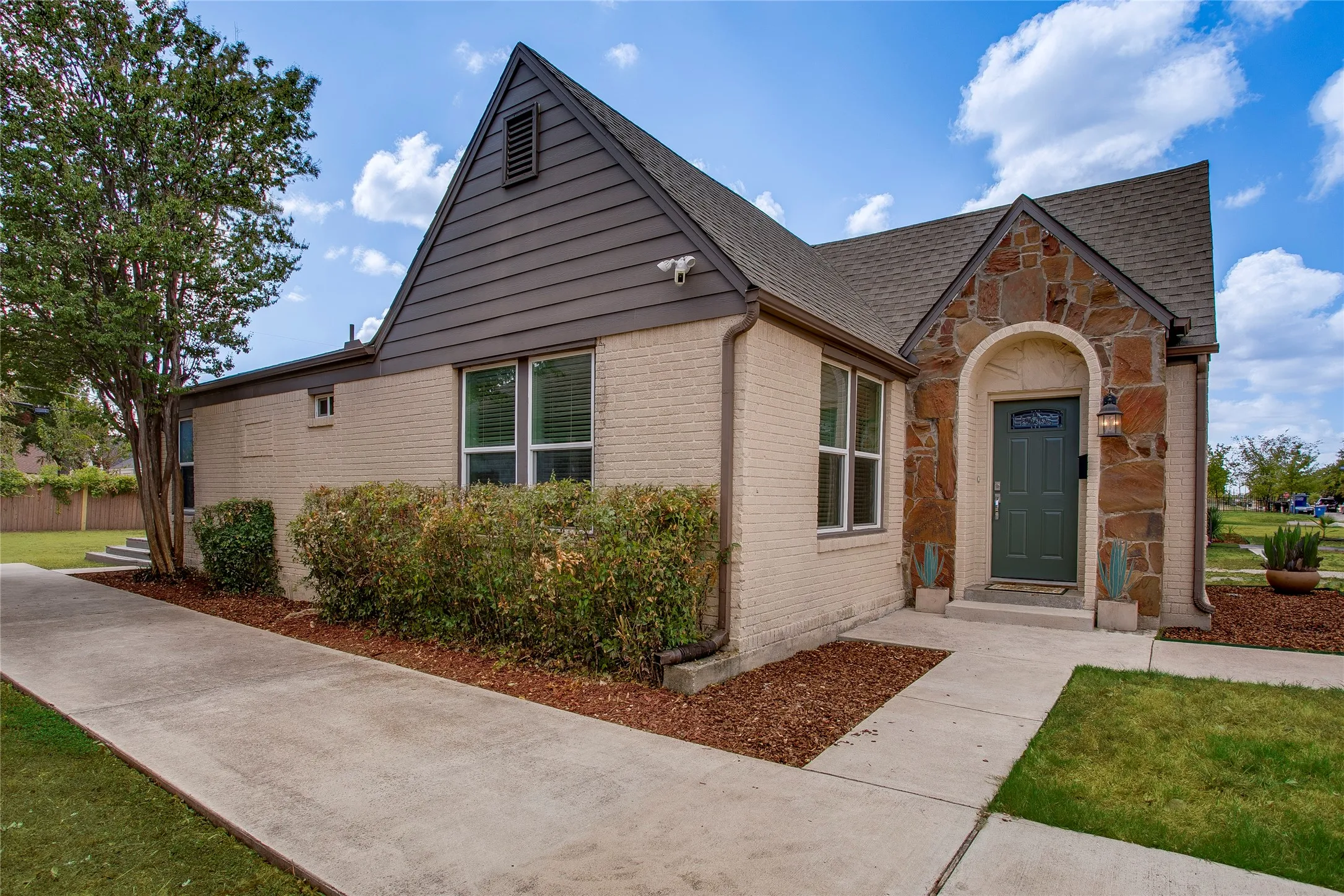 Single Family Residence For Sale in Dallas County , 1110 Galloway Avenue, Dallas, Texas 75216, 3 Bedroom, 2 Bathroom, Garage spaces, 1,516 Sqft, built in 1940, mls#21387866, Real Estate Agent in Dallas, Homes For Sale in Dallas county, Homes For Sale in Dallas, Realtor in Dallas Texas, Real Estate Brokerage Independent Realty Texas, Luminita Cordes Realtor