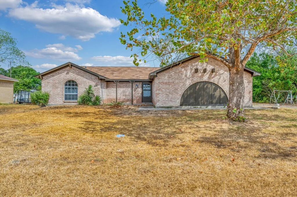 Single Family Residence For Sale in Mc Lennan County , 369 Anna Hobbs Lane, Bruceville Eddy, Texas 76524, 3 Bedroom, 2 Bathroom, 2 Garage spaces, 1,734 Sqft, built in 1978, mls#21389089, Real Estate Agent in Bruceville Eddy, Homes For Sale in Mc Lennan county, Homes For Sale in Bruceville Eddy, Realtor in Bruceville Eddy Texas, Real Estate Brokerage Independent Realty Texas, Luminita Cordes Realtor