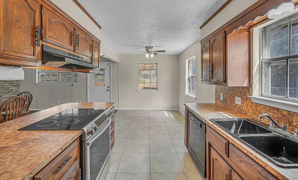 Single Family Residence For Sale in Mc Lennan County , 369 Anna Hobbs Lane, Bruceville Eddy, Texas 76524, 3 Bedroom, 2 Bathroom, 2 Garage spaces, 1,734 Sqft, built in 1978, mls#21389089, Real Estate Agent in Bruceville Eddy, Homes For Sale in Mc Lennan county, Homes For Sale in Bruceville Eddy, Realtor in Bruceville Eddy Texas, Real Estate Brokerage Independent Realty Texas, Luminita Cordes Realtor