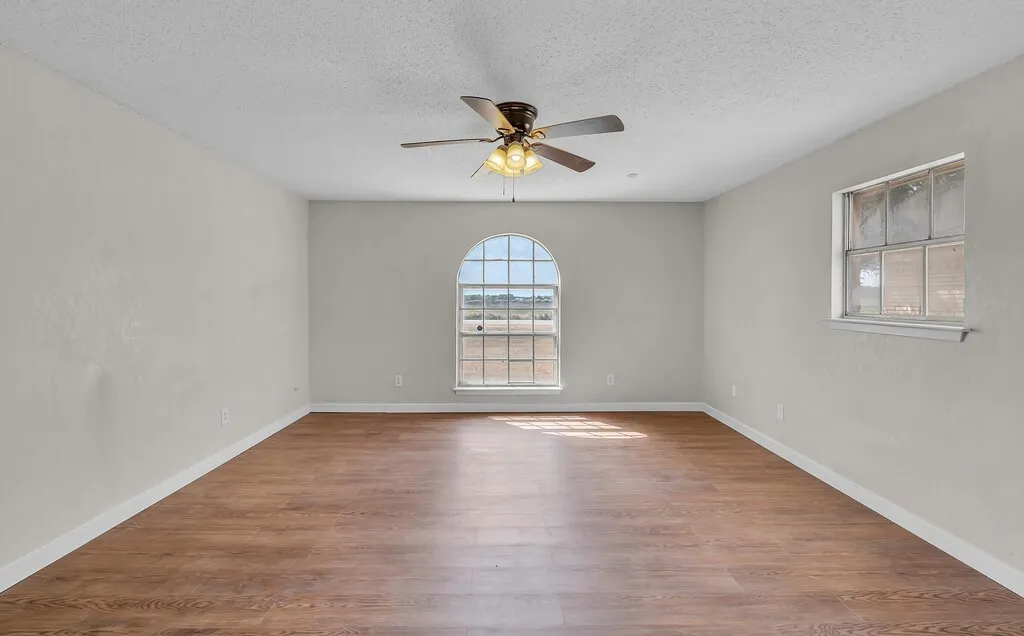 Single Family Residence For Sale in Mc Lennan County , 369 Anna Hobbs Lane, Bruceville Eddy, Texas 76524, 3 Bedroom, 2 Bathroom, 2 Garage spaces, 1,734 Sqft, built in 1978, mls#21389089, Real Estate Agent in Bruceville Eddy, Homes For Sale in Mc Lennan county, Homes For Sale in Bruceville Eddy, Realtor in Bruceville Eddy Texas, Real Estate Brokerage Independent Realty Texas, Luminita Cordes Realtor