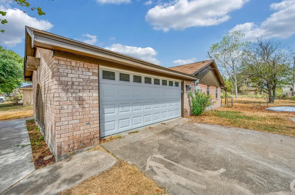 Single Family Residence For Sale in Mc Lennan County , 369 Anna Hobbs Lane, Bruceville Eddy, Texas 76524, 3 Bedroom, 2 Bathroom, 2 Garage spaces, 1,734 Sqft, built in 1978, mls#21389089, Real Estate Agent in Bruceville Eddy, Homes For Sale in Mc Lennan county, Homes For Sale in Bruceville Eddy, Realtor in Bruceville Eddy Texas, Real Estate Brokerage Independent Realty Texas, Luminita Cordes Realtor