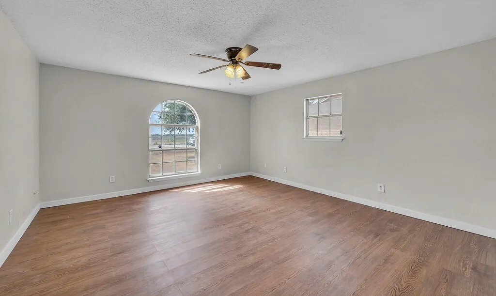 Single Family Residence For Sale in Mc Lennan County , 369 Anna Hobbs Lane, Bruceville Eddy, Texas 76524, 3 Bedroom, 2 Bathroom, 2 Garage spaces, 1,734 Sqft, built in 1978, mls#21389089, Real Estate Agent in Bruceville Eddy, Homes For Sale in Mc Lennan county, Homes For Sale in Bruceville Eddy, Realtor in Bruceville Eddy Texas, Real Estate Brokerage Independent Realty Texas, Luminita Cordes Realtor