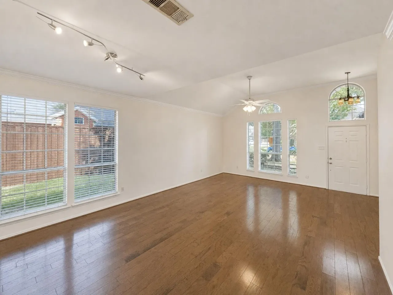 Single Family Residence For Rent in Collin County , 9518 Prestmont Place, Frisco, Texas 75035, 3 Bedroom, 2 Bathroom, 2 Garage spaces, 1,978 Sqft, built in 1995, mls#21389276, Real Estate Agent in Frisco, Homes For Rent in Collin county, Homes For Rent in Frisco, Realtor in Frisco Texas, Real Estate Brokerage Independent Realty Texas, Luminita Cordes Realtor
