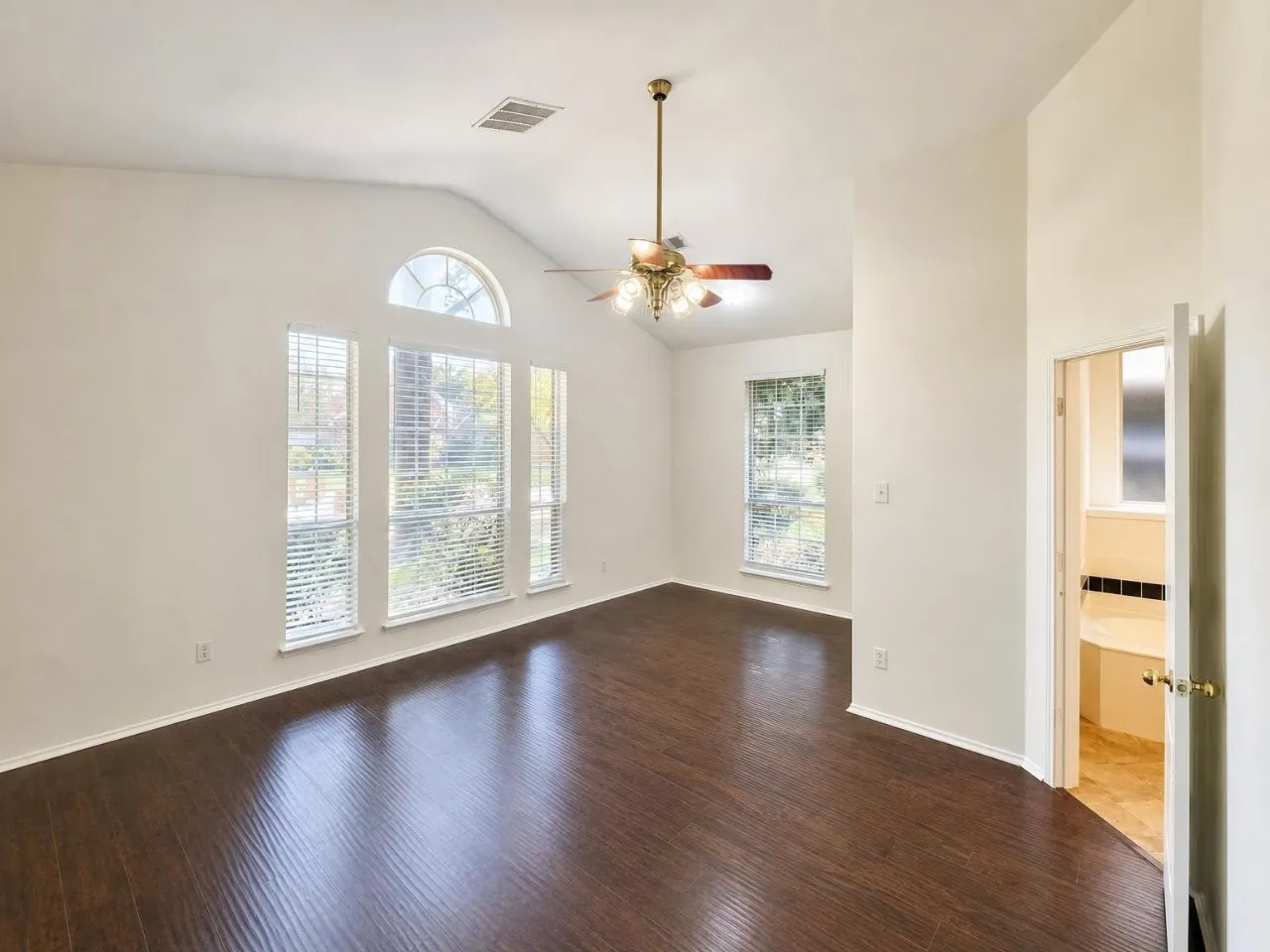 Single Family Residence For Rent in Collin County , 9518 Prestmont Place, Frisco, Texas 75035, 3 Bedroom, 2 Bathroom, 2 Garage spaces, 1,978 Sqft, built in 1995, mls#21389276, Real Estate Agent in Frisco, Homes For Rent in Collin county, Homes For Rent in Frisco, Realtor in Frisco Texas, Real Estate Brokerage Independent Realty Texas, Luminita Cordes Realtor