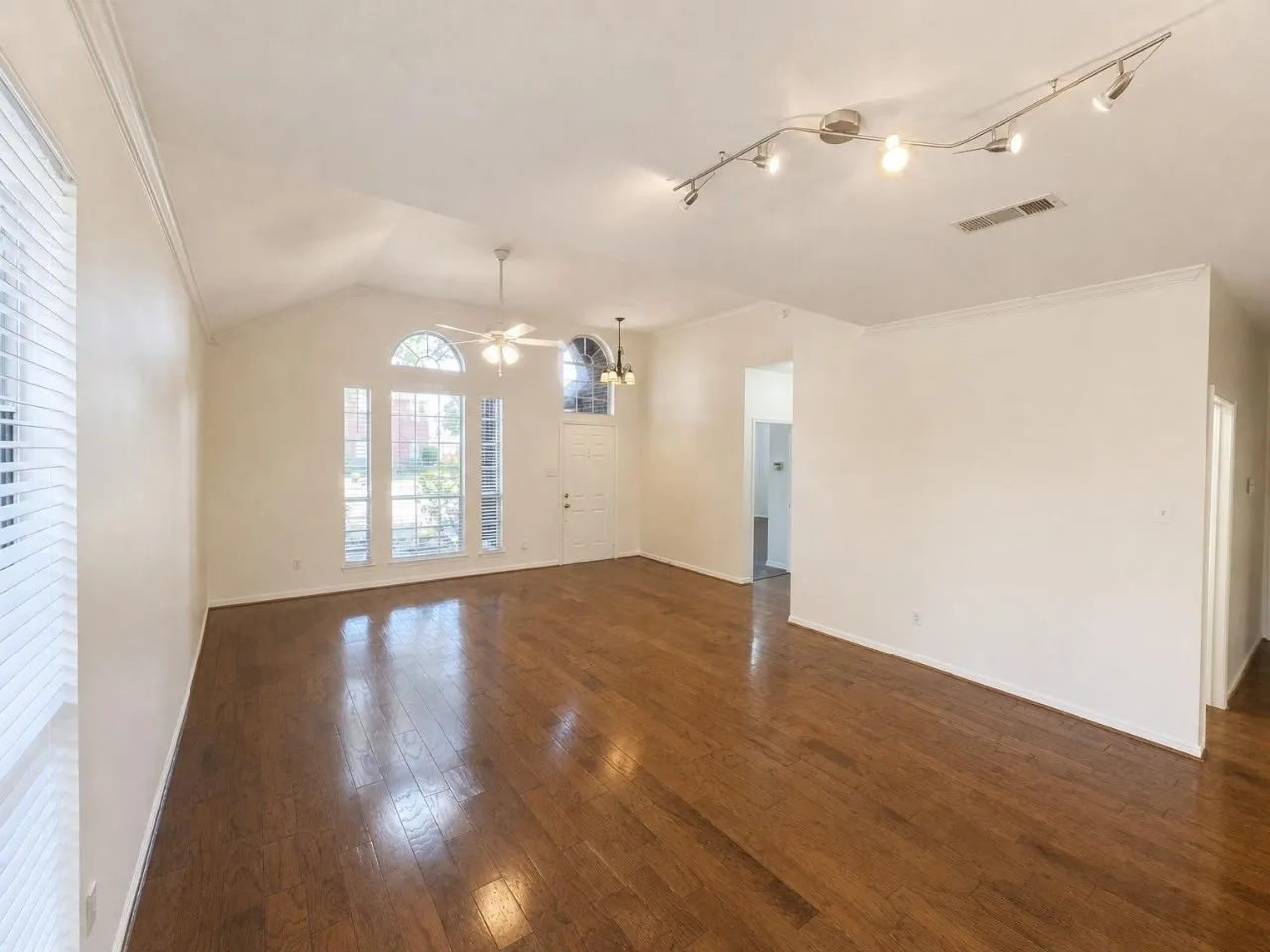 Single Family Residence For Rent in Collin County , 9518 Prestmont Place, Frisco, Texas 75035, 3 Bedroom, 2 Bathroom, 2 Garage spaces, 1,978 Sqft, built in 1995, mls#21389276, Real Estate Agent in Frisco, Homes For Rent in Collin county, Homes For Rent in Frisco, Realtor in Frisco Texas, Real Estate Brokerage Independent Realty Texas, Luminita Cordes Realtor