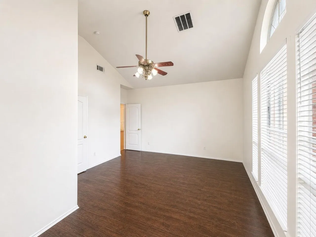 Single Family Residence For Rent in Collin County , 9518 Prestmont Place, Frisco, Texas 75035, 3 Bedroom, 2 Bathroom, 2 Garage spaces, 1,978 Sqft, built in 1995, mls#21389276, Real Estate Agent in Frisco, Homes For Rent in Collin county, Homes For Rent in Frisco, Realtor in Frisco Texas, Real Estate Brokerage Independent Realty Texas, Luminita Cordes Realtor