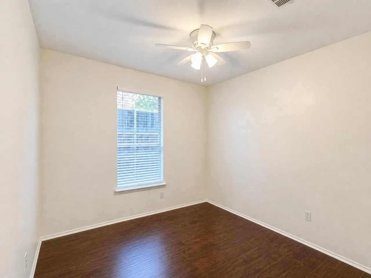 Single Family Residence For Rent in Collin County , 9518 Prestmont Place, Frisco, Texas 75035, 3 Bedroom, 2 Bathroom, 2 Garage spaces, 1,978 Sqft, built in 1995, mls#21389276, Real Estate Agent in Frisco, Homes For Rent in Collin county, Homes For Rent in Frisco, Realtor in Frisco Texas, Real Estate Brokerage Independent Realty Texas, Luminita Cordes Realtor