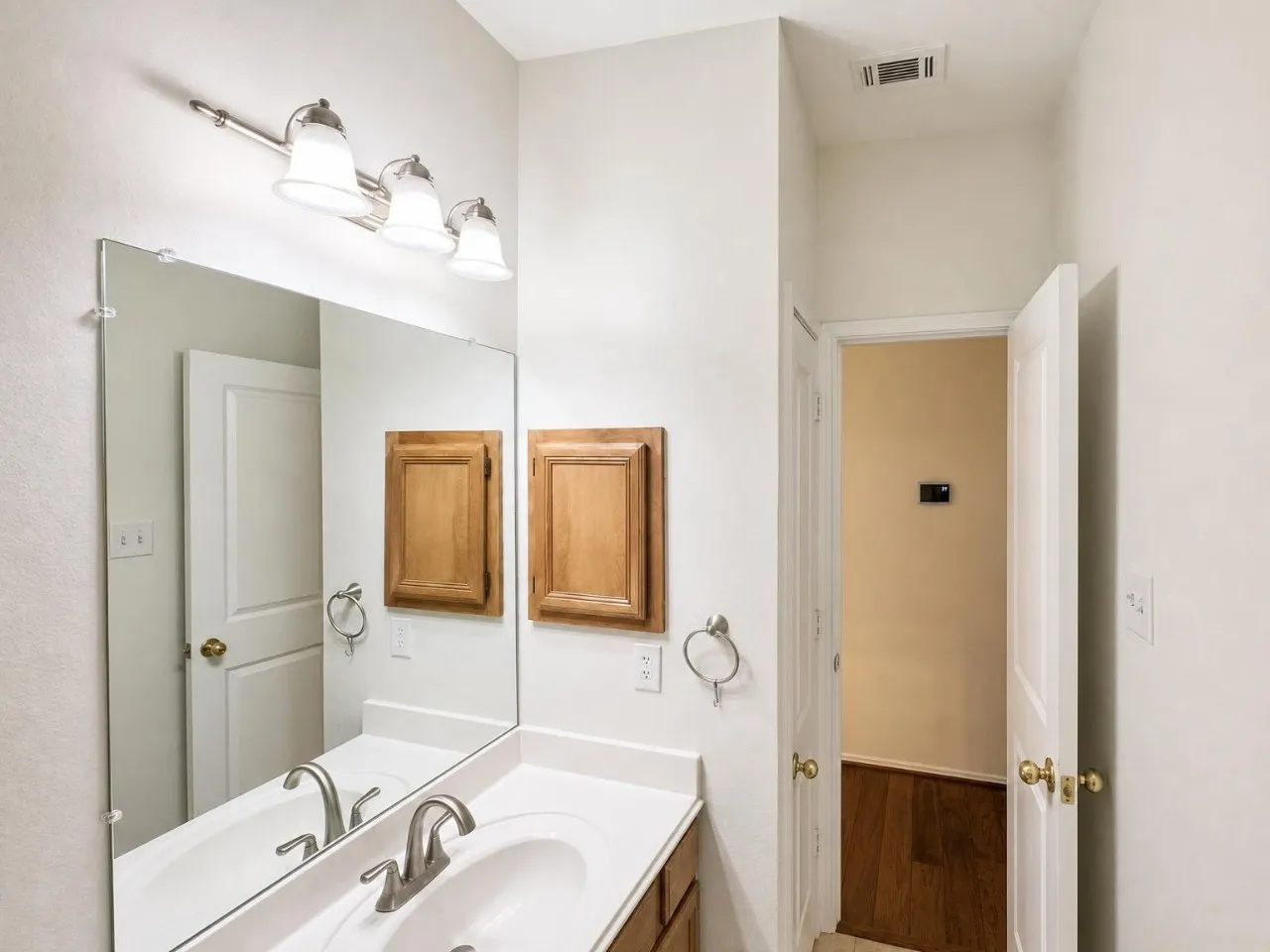 Single Family Residence For Rent in Collin County , 9518 Prestmont Place, Frisco, Texas 75035, 3 Bedroom, 2 Bathroom, 2 Garage spaces, 1,978 Sqft, built in 1995, mls#21389276, Real Estate Agent in Frisco, Homes For Rent in Collin county, Homes For Rent in Frisco, Realtor in Frisco Texas, Real Estate Brokerage Independent Realty Texas, Luminita Cordes Realtor