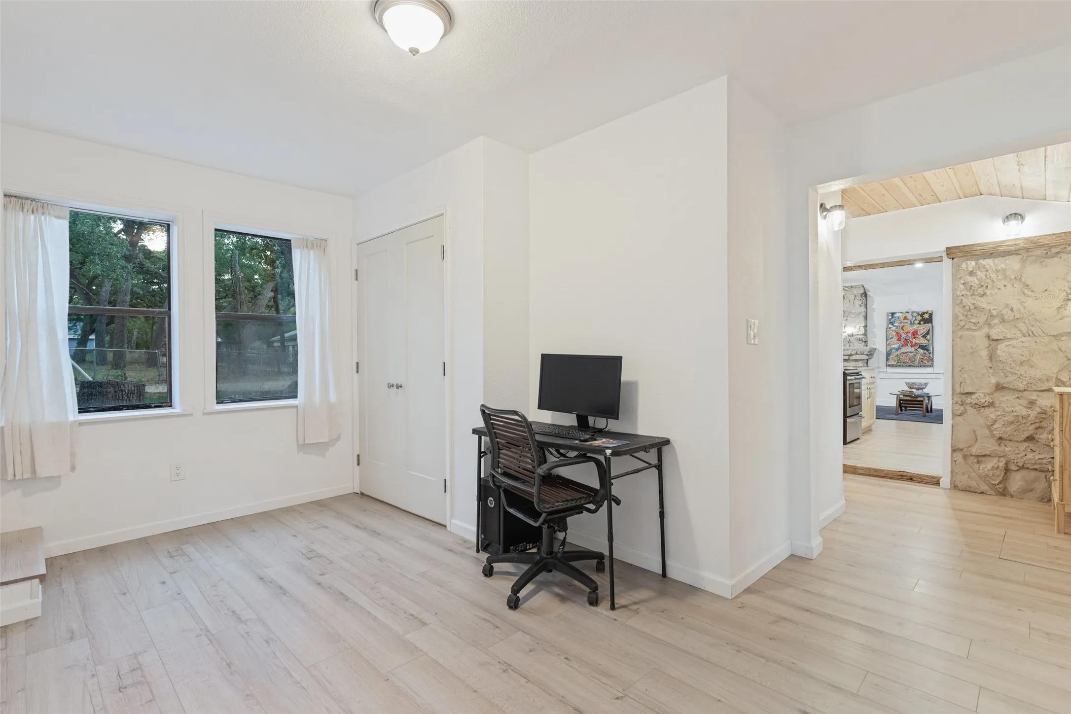 Single Family Residence For Sale in Denton County , 201 E 9th Street, Shady Shores, Texas 76208, 1 Bedroom, 1 Bathroom, Garage spaces, 1,342 Sqft, built in 1956, mls#21385739, Real Estate Agent in Shady Shores, Homes For Sale in Denton county, Homes For Sale in Shady Shores, Realtor in Shady Shores Texas, Real Estate Brokerage Independent Realty Texas, Luminita Cordes Realtor