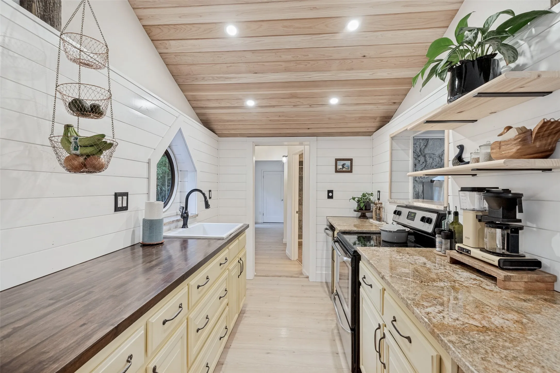 Single Family Residence For Sale in Denton County , 201 E 9th Street, Shady Shores, Texas 76208, 1 Bedroom, 1 Bathroom, Garage spaces, 1,342 Sqft, built in 1956, mls#21385739, Real Estate Agent in Shady Shores, Homes For Sale in Denton county, Homes For Sale in Shady Shores, Realtor in Shady Shores Texas, Real Estate Brokerage Independent Realty Texas, Luminita Cordes Realtor