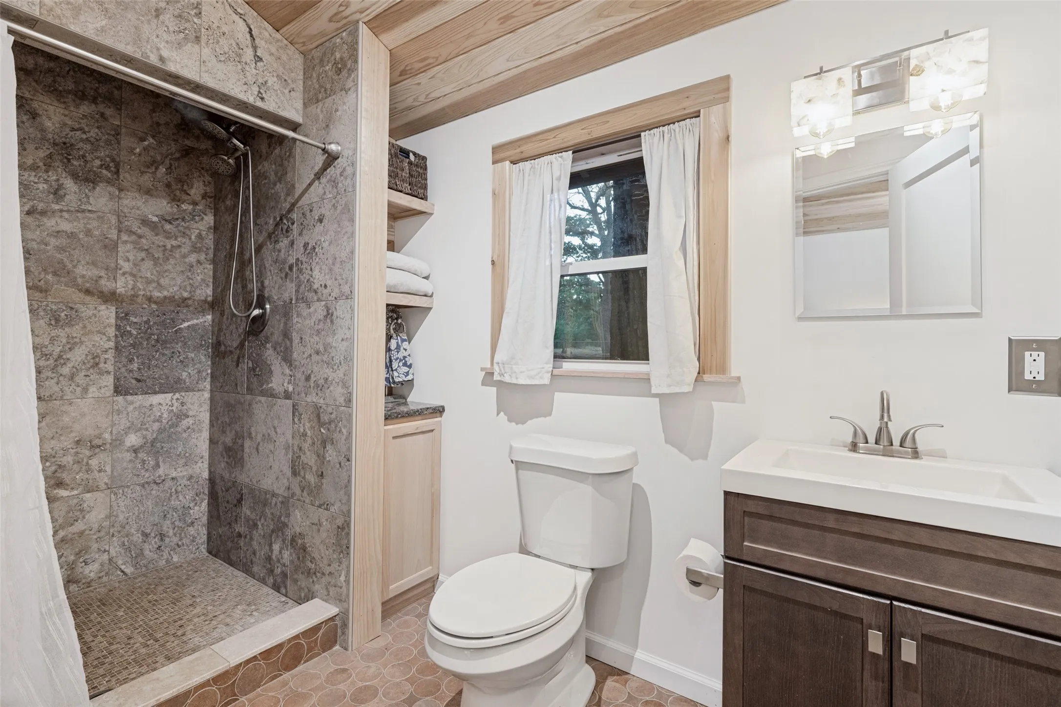 Single Family Residence For Sale in Denton County , 201 E 9th Street, Shady Shores, Texas 76208, 1 Bedroom, 1 Bathroom, Garage spaces, 1,342 Sqft, built in 1956, mls#21385739, Real Estate Agent in Shady Shores, Homes For Sale in Denton county, Homes For Sale in Shady Shores, Realtor in Shady Shores Texas, Real Estate Brokerage Independent Realty Texas, Luminita Cordes Realtor